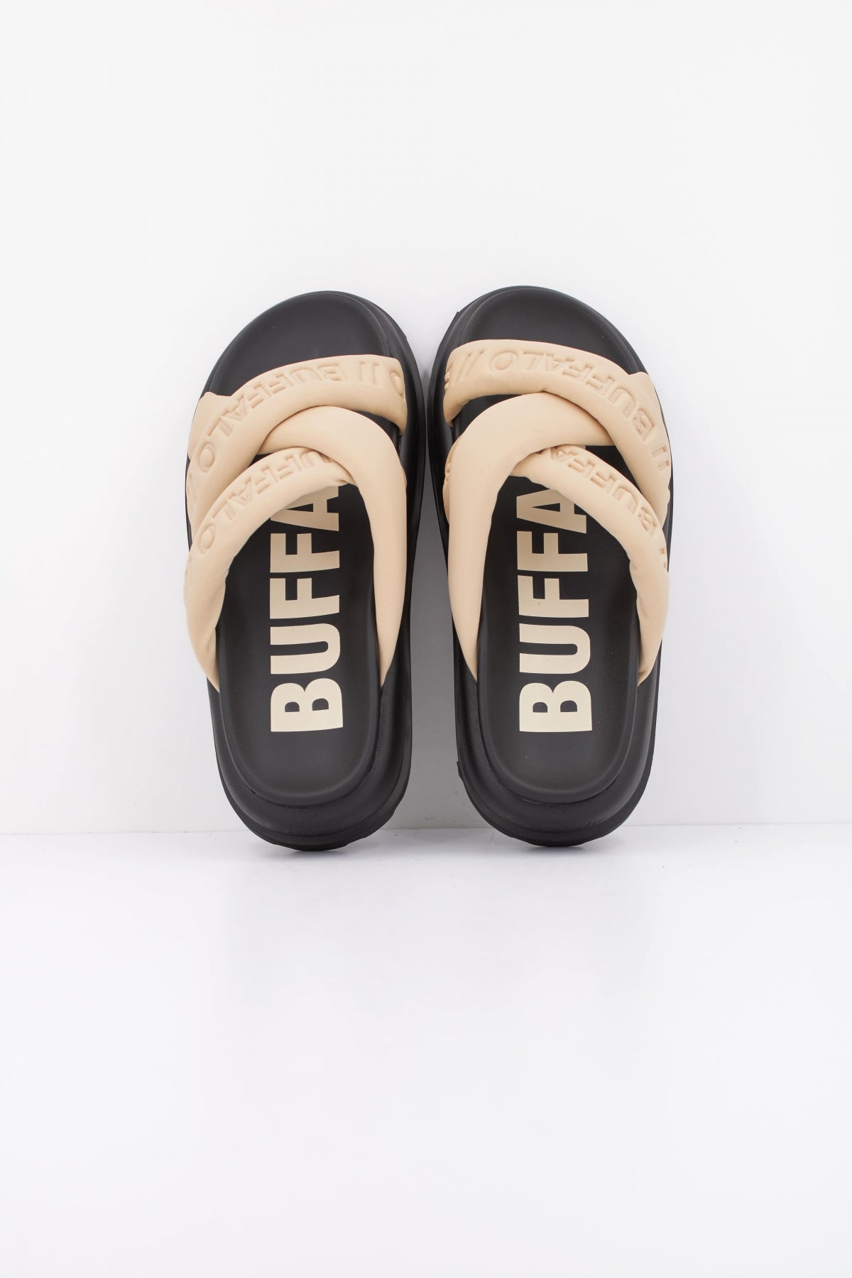 BUFFALO RAYA ARI STUD VEGAN en color NUDE (3)