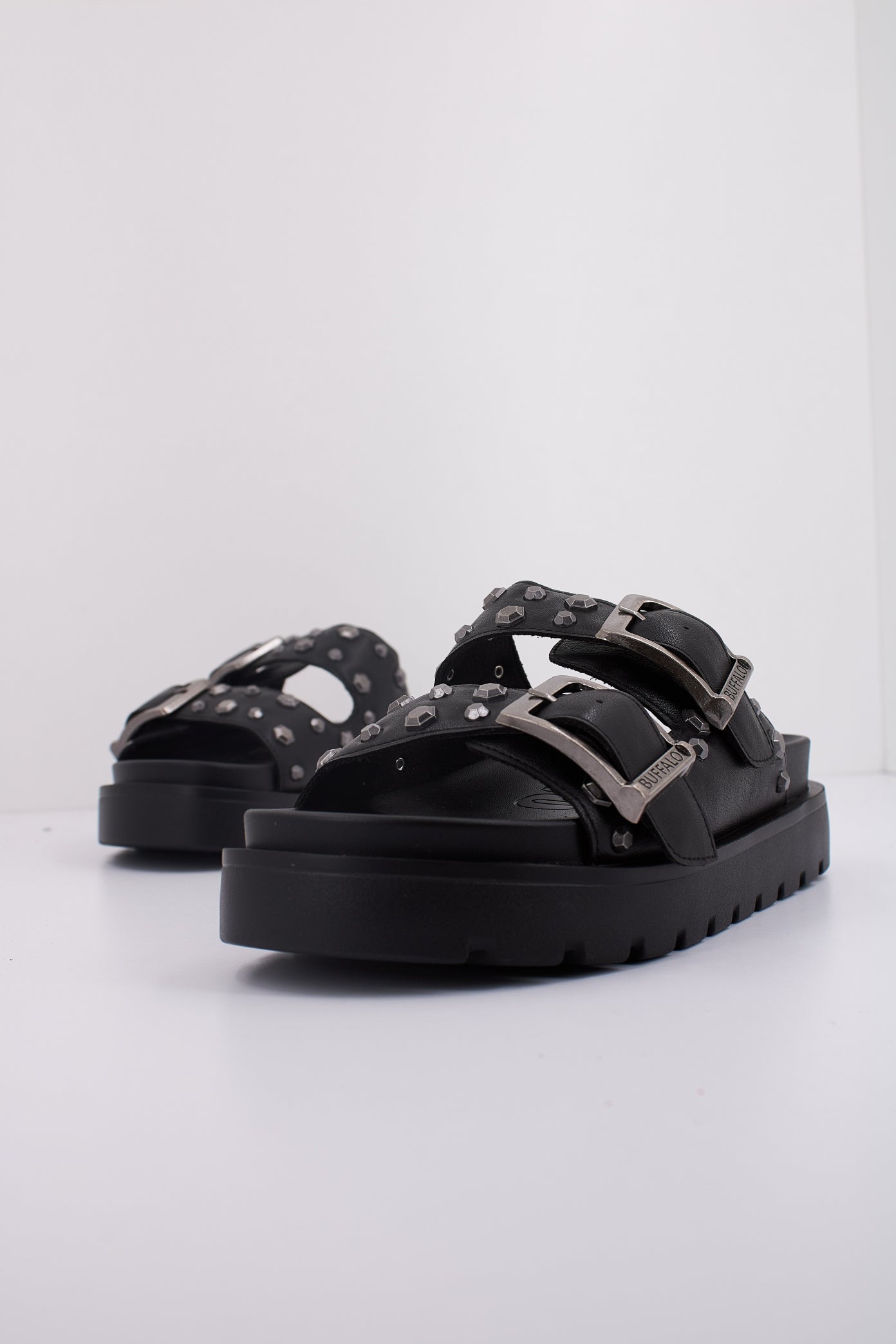BUFFALO RAYA ARI STUD VEGAN en color NEGRO (2)