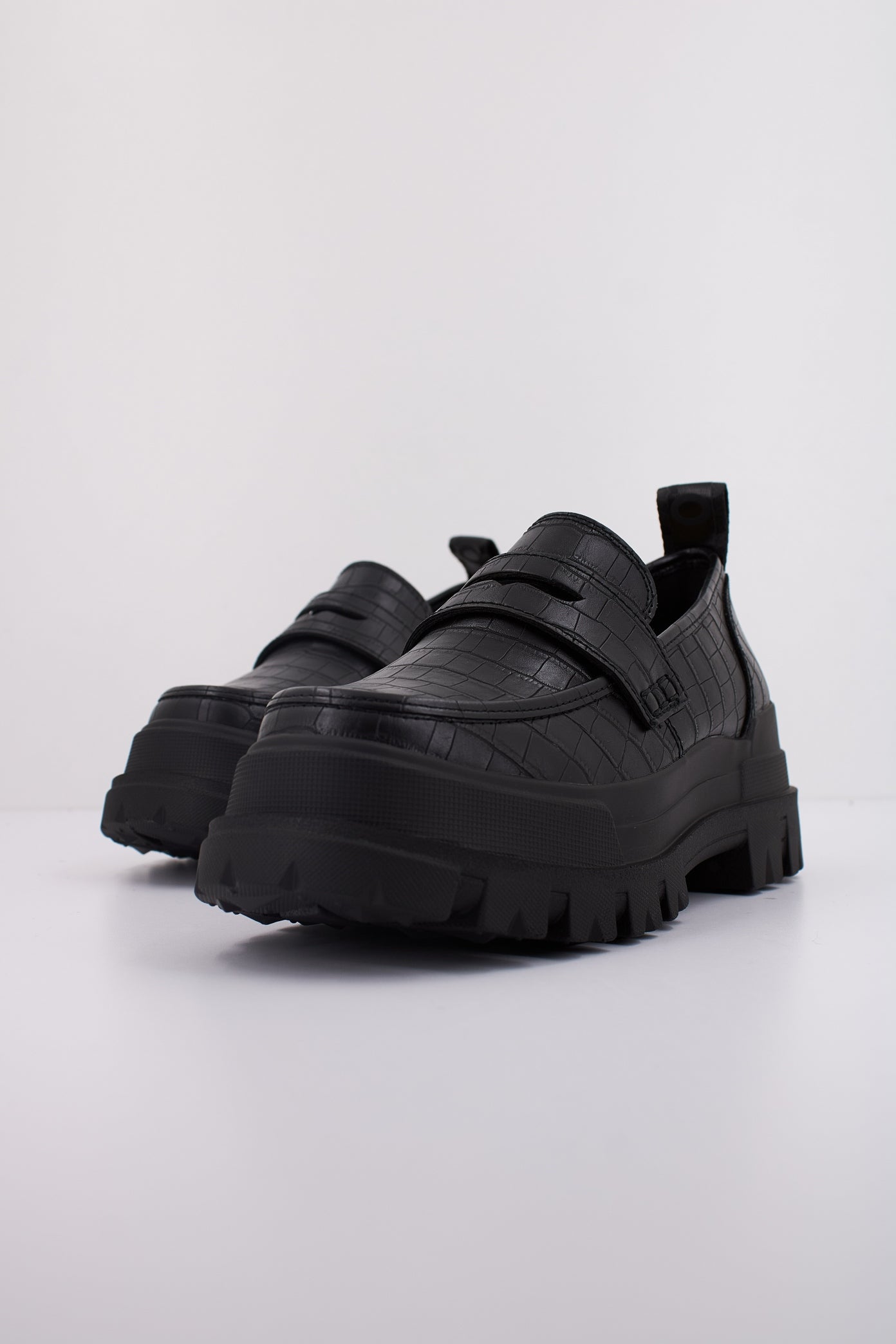 BUFFALO ASPHA LOAFER en color NEGRO (2)