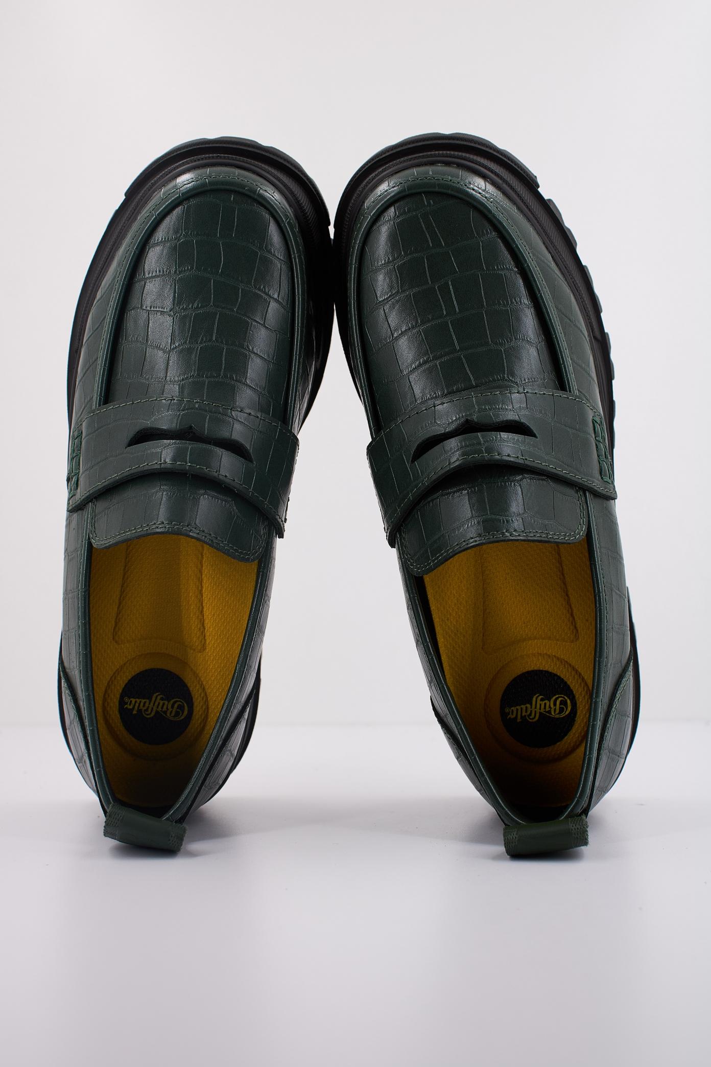 BUFFALO ASPHA LOAFER en color VERDE (3)