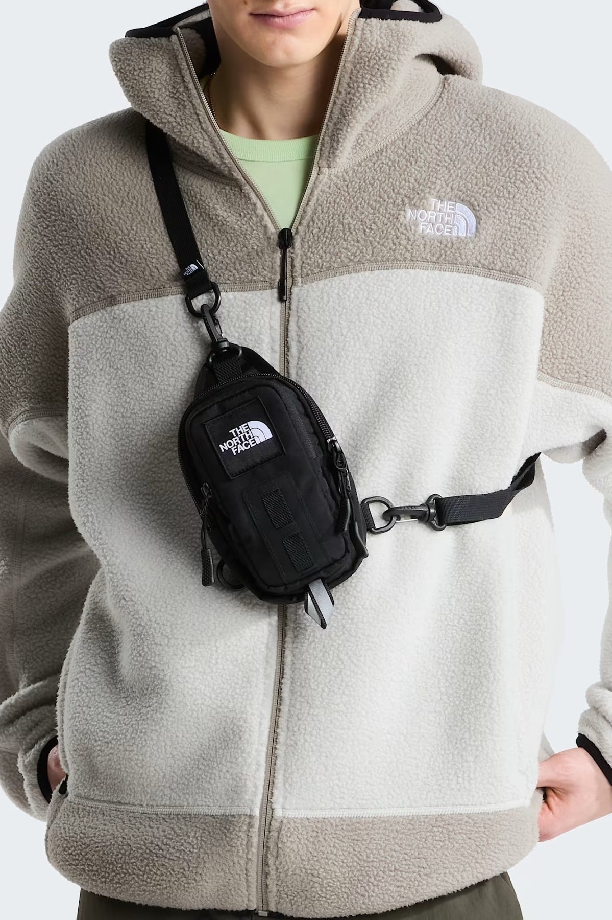 THE NORTH FACE HOT SHOT CROSSBODY en color NEGRO (1)