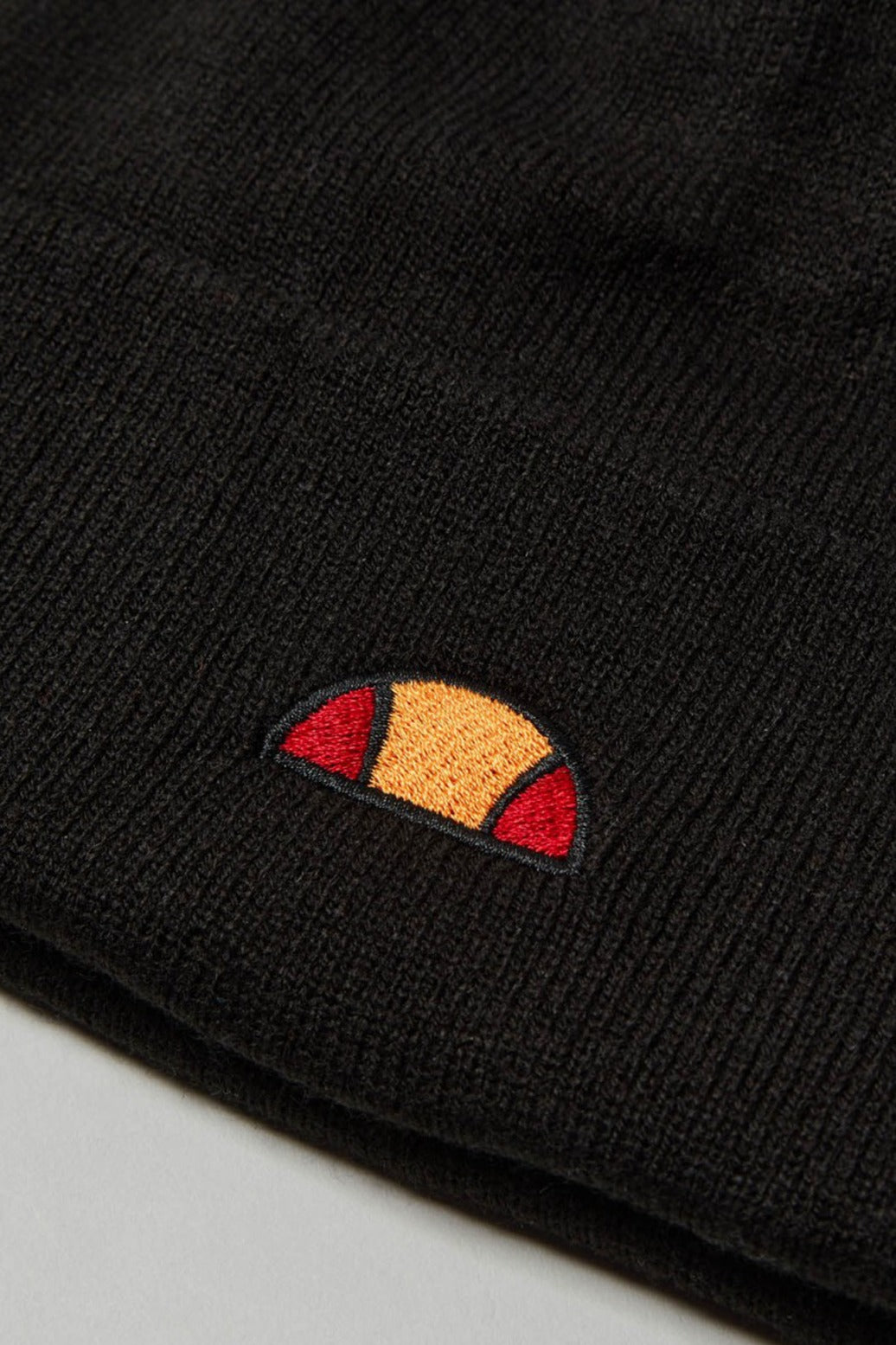 ELLESSE THAR BEANIE en color NEGRO (3)