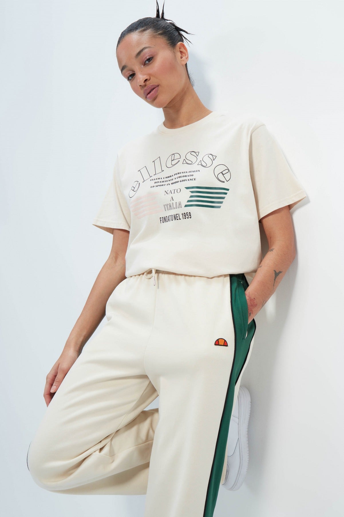 ELLESSE NIRA TEE en color BEIS (2)