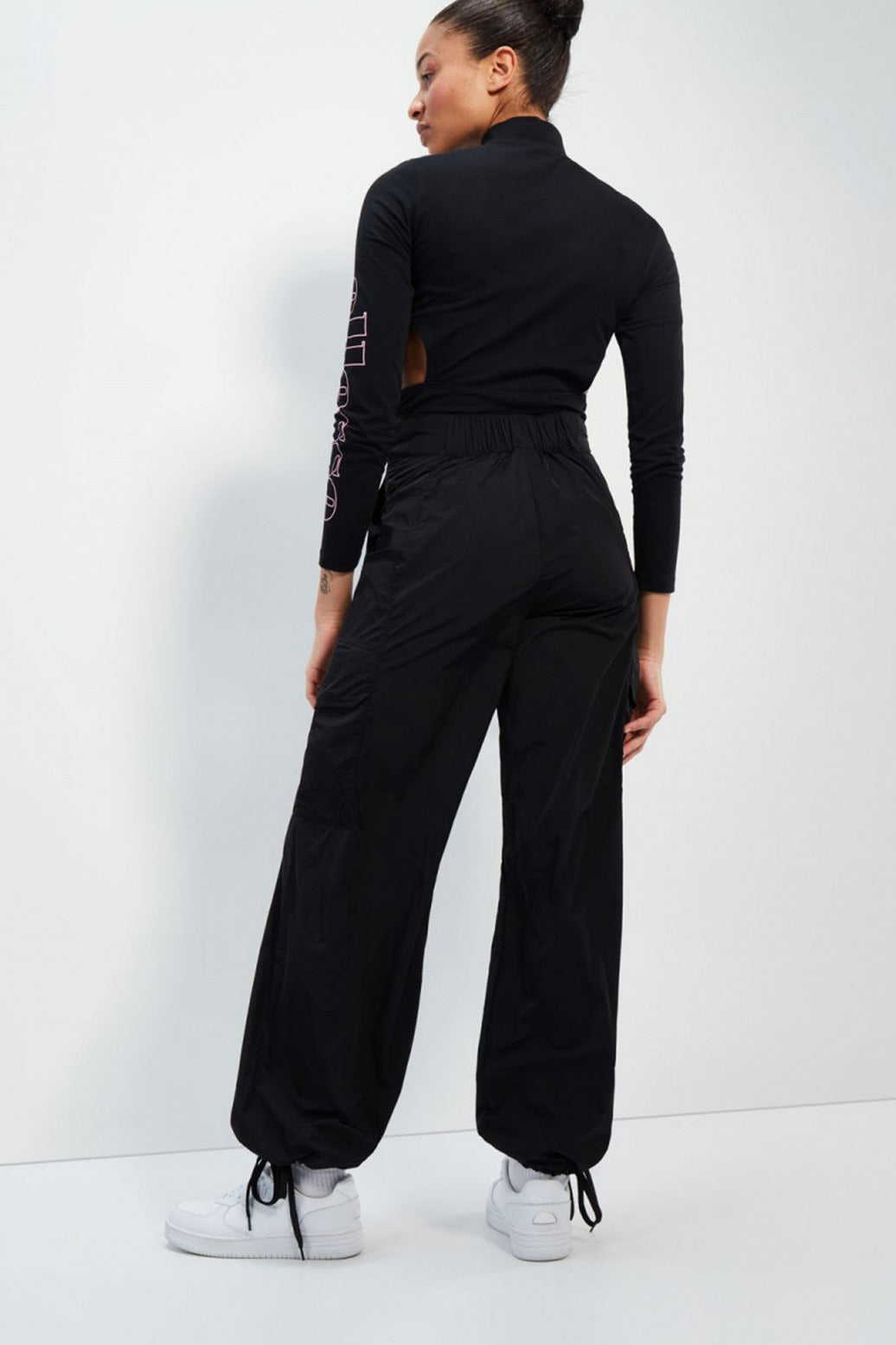 ELLESSE CORSELLO TRACK PANT en color NEGRO (3)