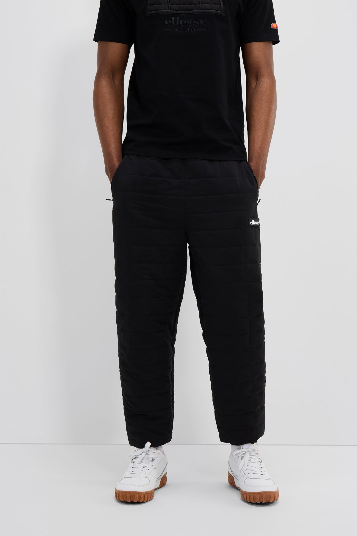 ELLESSE REMERA TRACK PANT en color NEGRO (1)