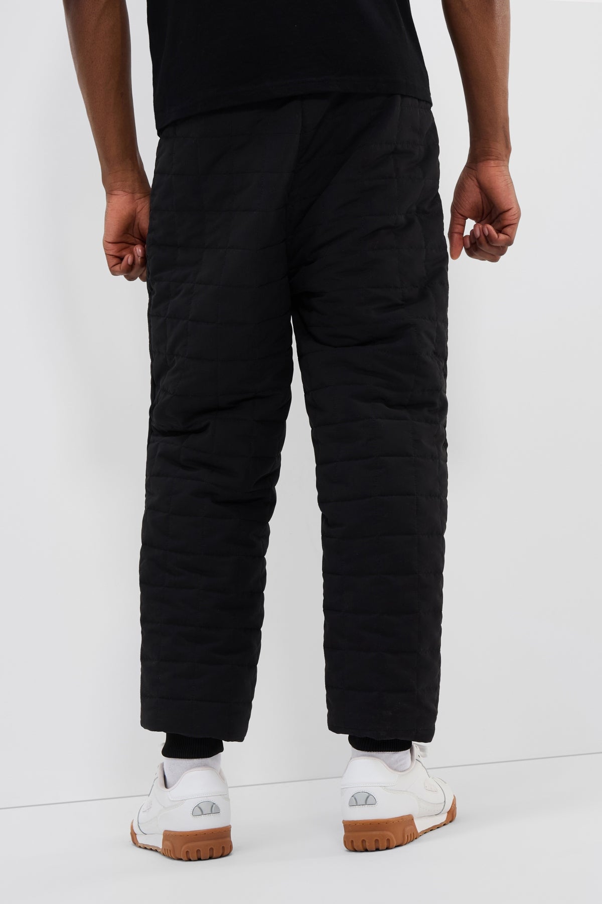 ELLESSE REMERA TRACK PANT en color NEGRO (2)