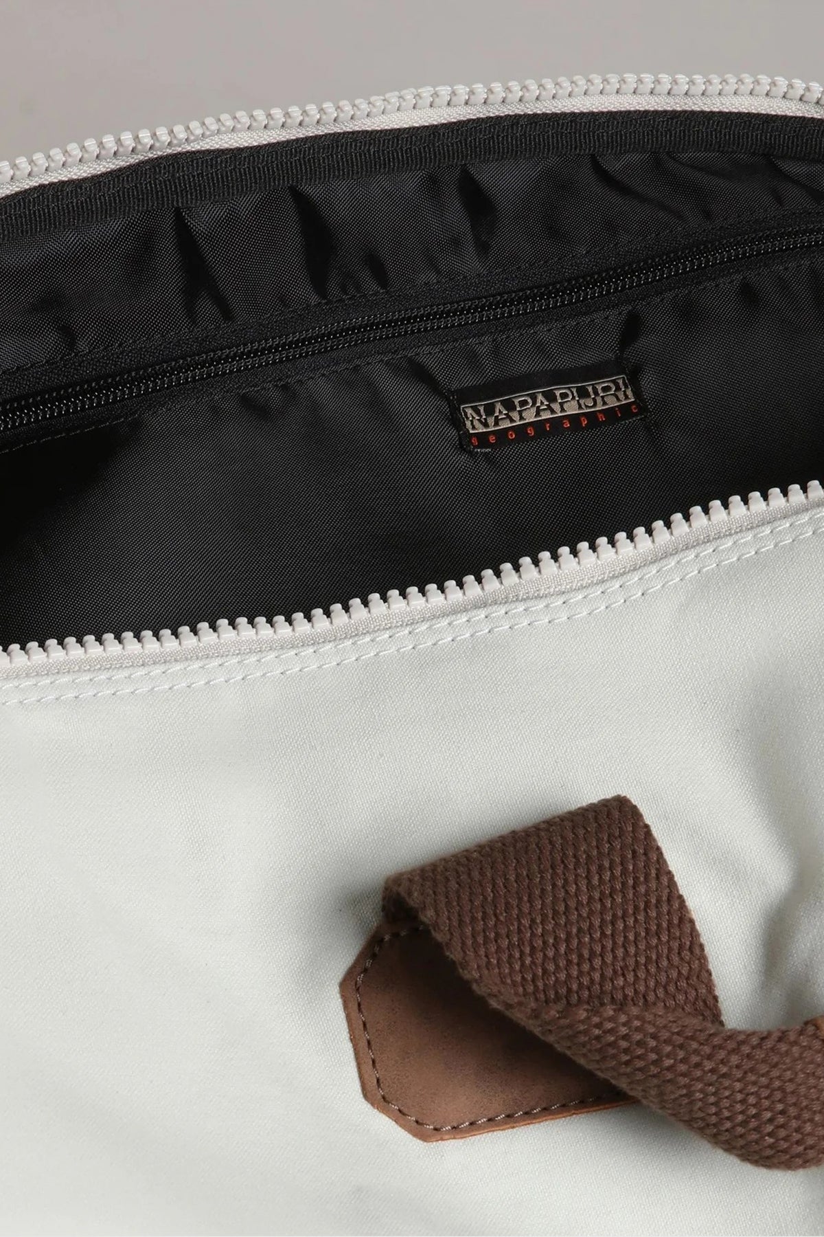 NAPAPIJRI BERING BEIGE SILVR N en color GRIS (4)