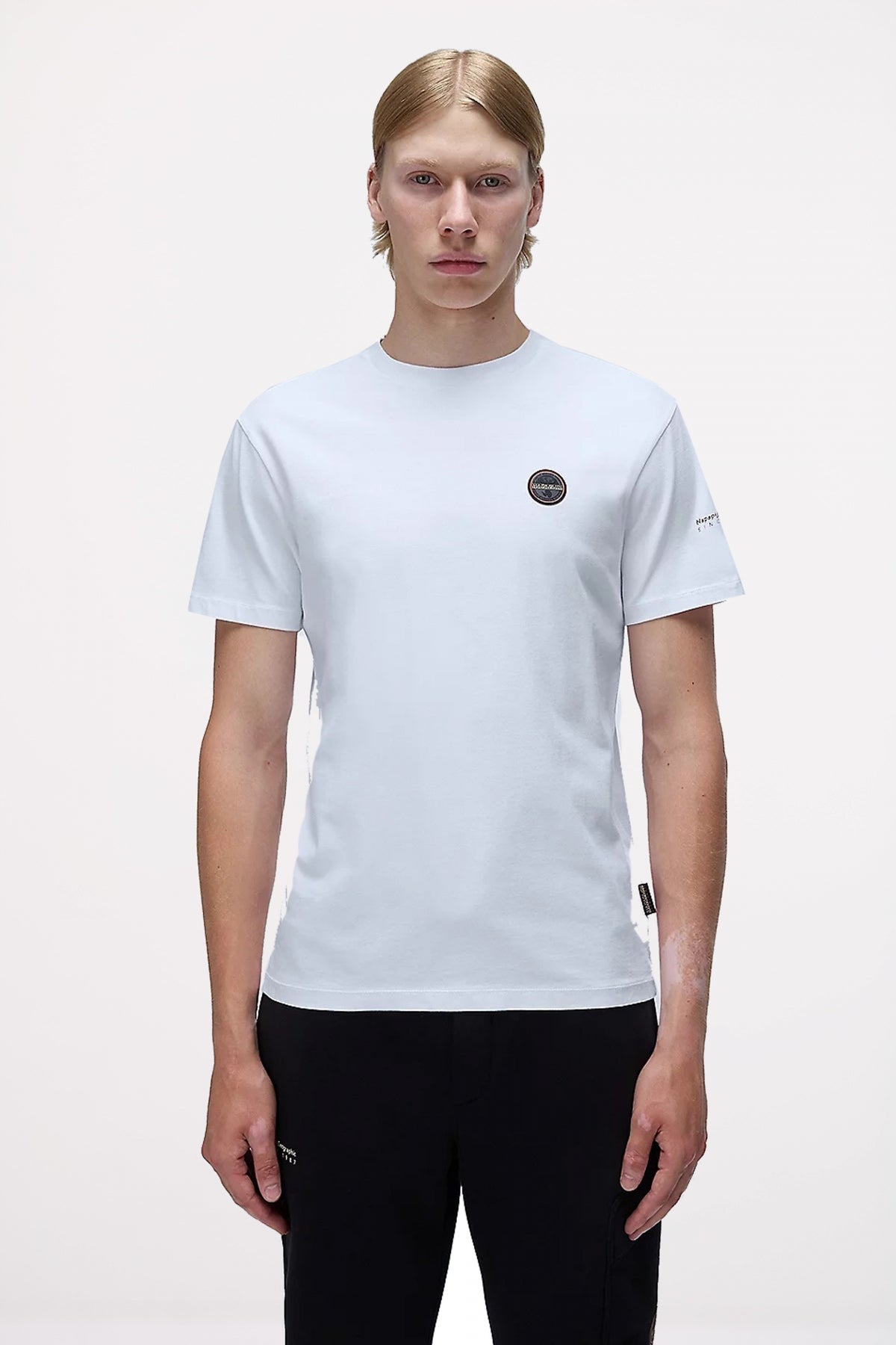 NAPAPIJRI BADGE en color BLANCO (1)