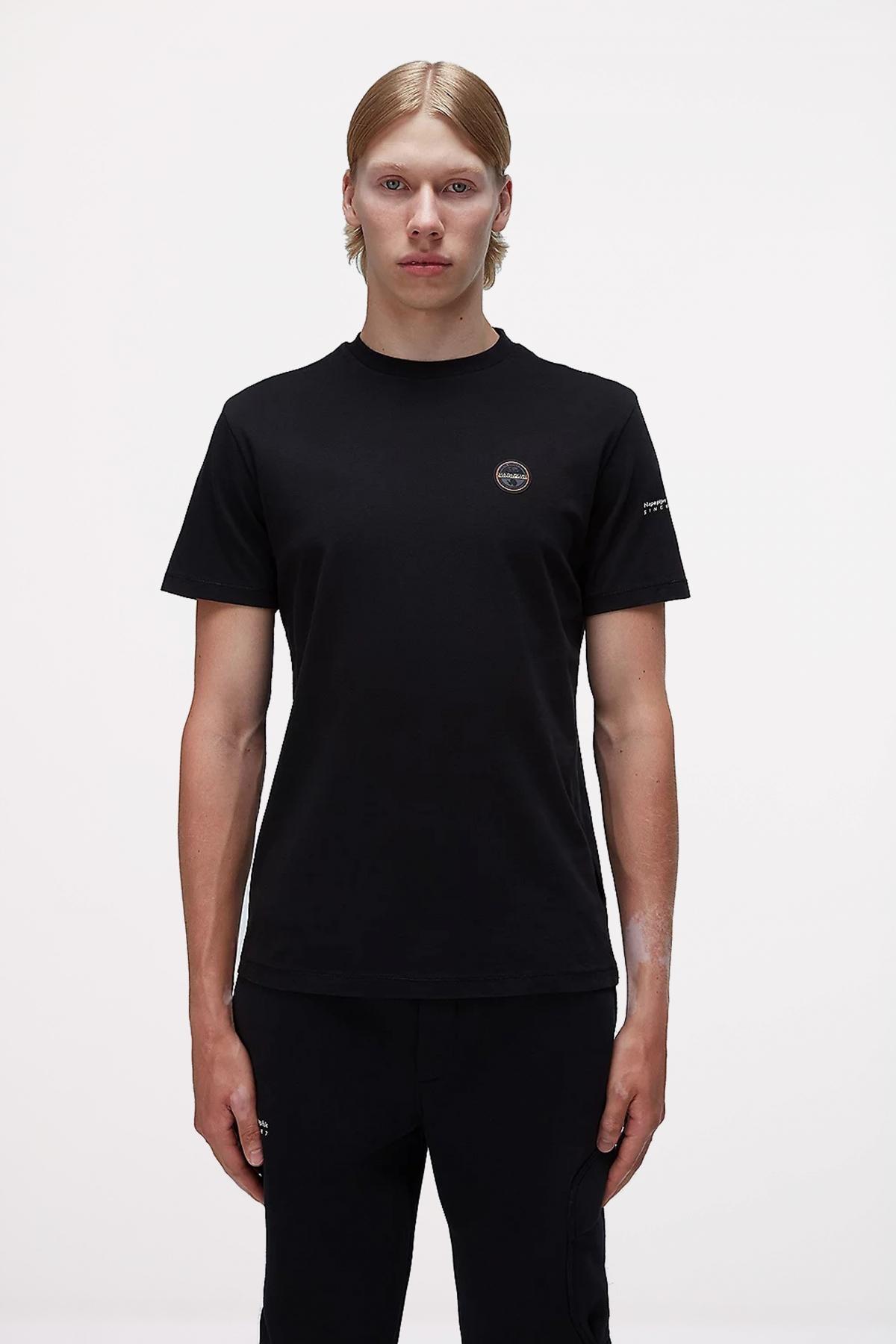 NAPAPIJRI S-BADGE SS en color NEGRO (1)