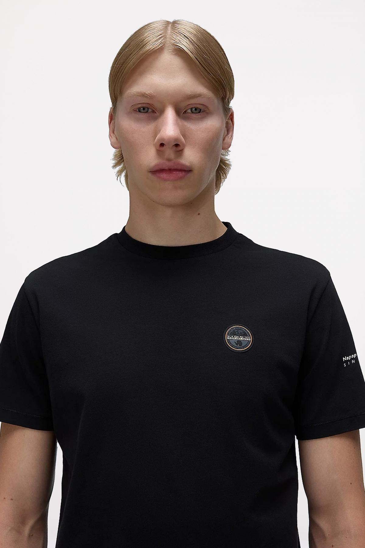 NAPAPIJRI S-BADGE SS en color NEGRO (5)