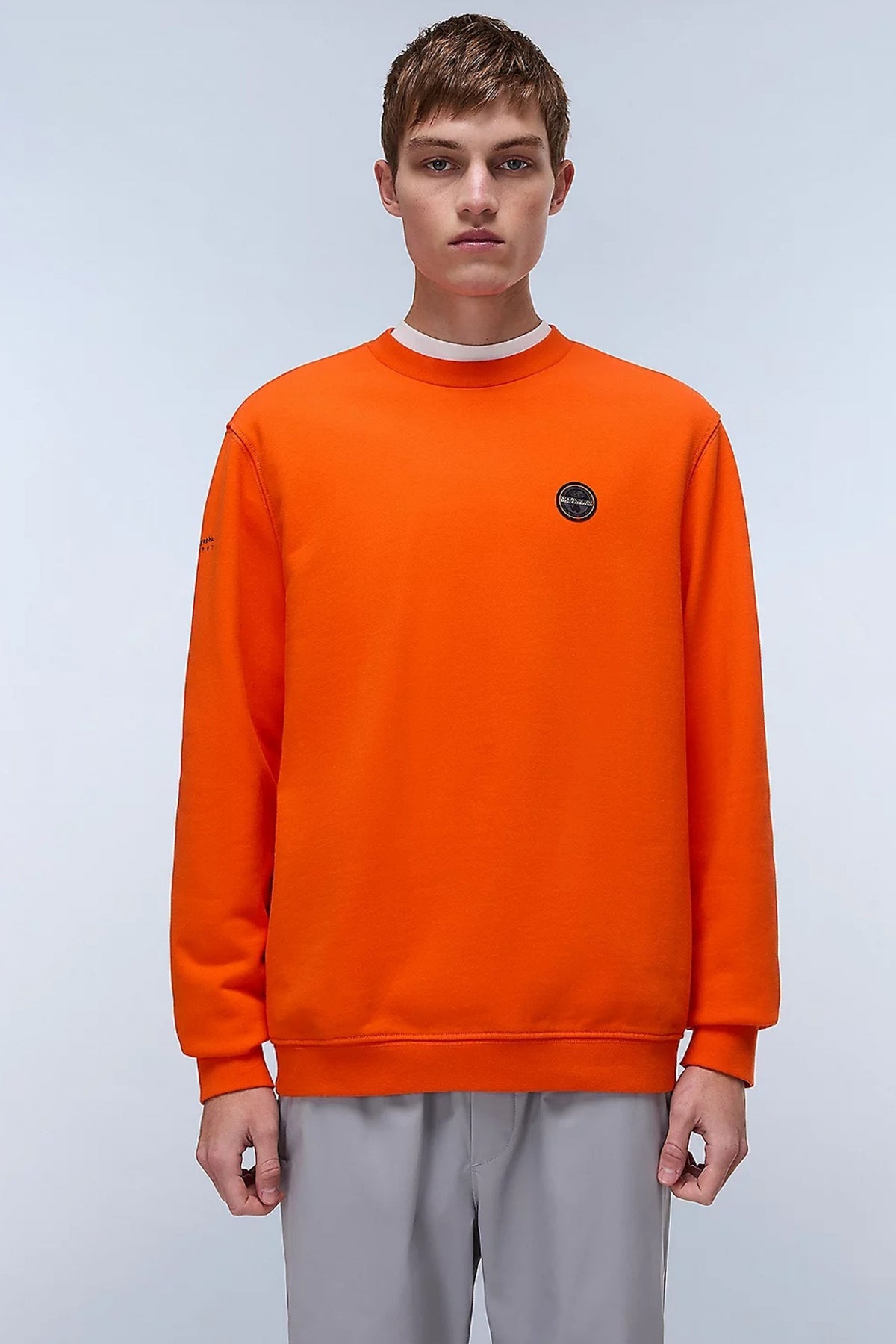 NAPAPIJRI B BADGE en color NARANJA (1)