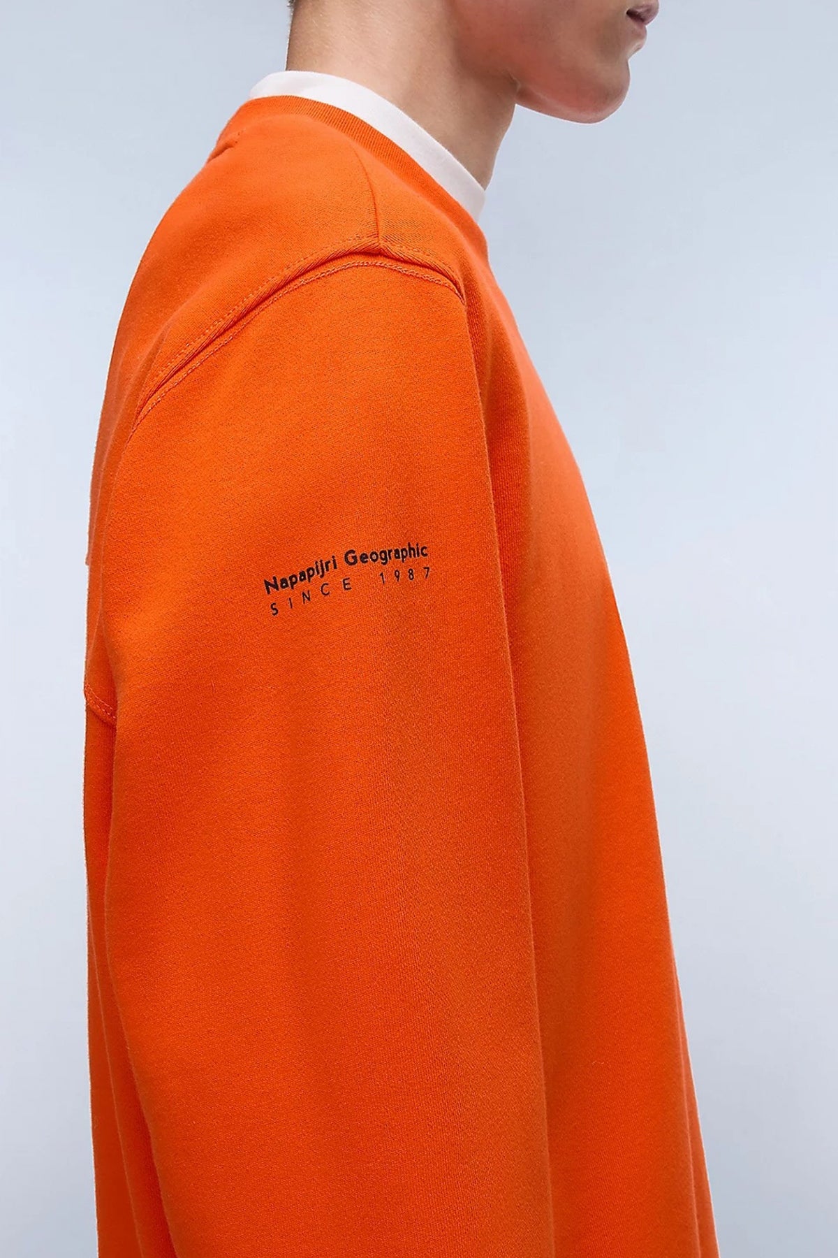NAPAPIJRI B BADGE en color NARANJA (4)