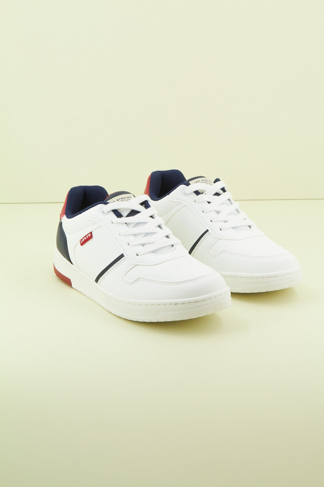 LEVI'S KICK en color BLANCO (1)