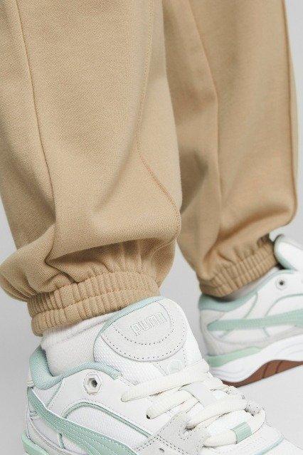 PUMA CLASSICS SWEATPANTS SAND DUNE en color MARRON (4)