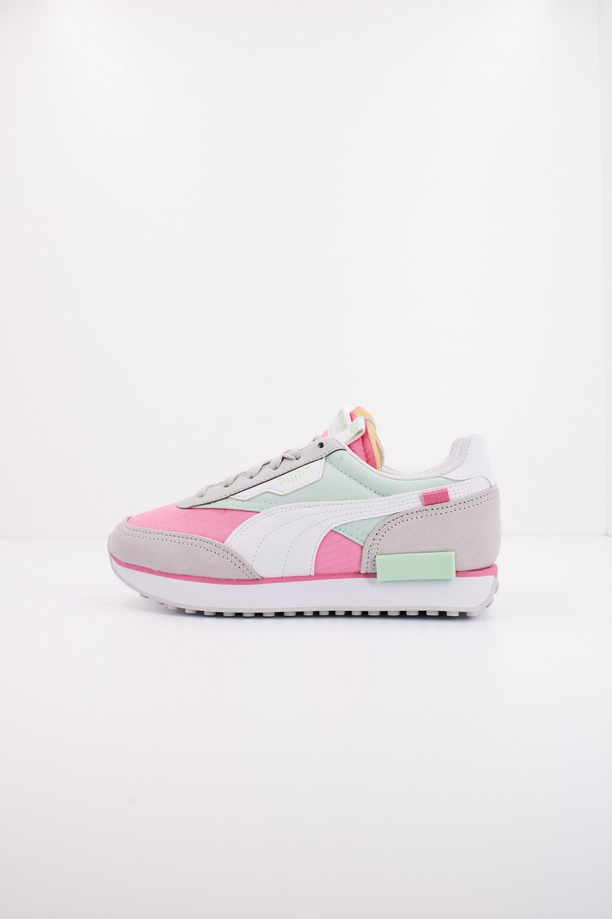 PUMA FUTURE RIDER PLAY ON en color ROSA (1)