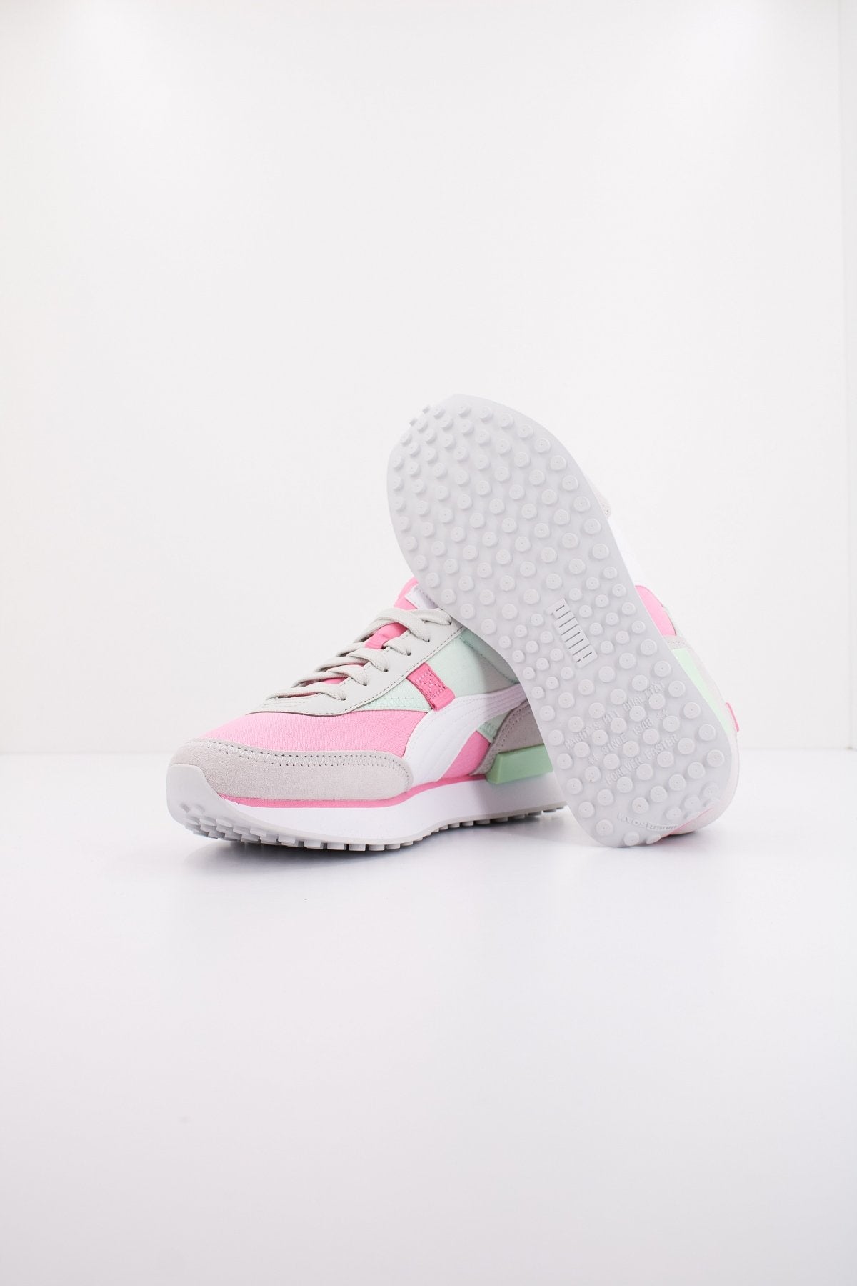 PUMA FUTURE RIDER PLAY ON en color ROSA (4)