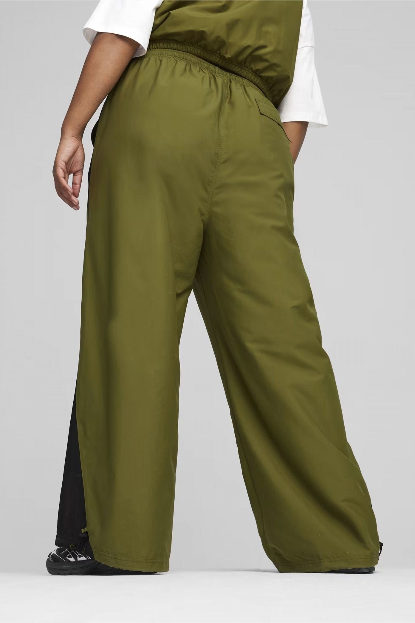 PUMA PARACHUTE PANTS WV en color VERDE (3)