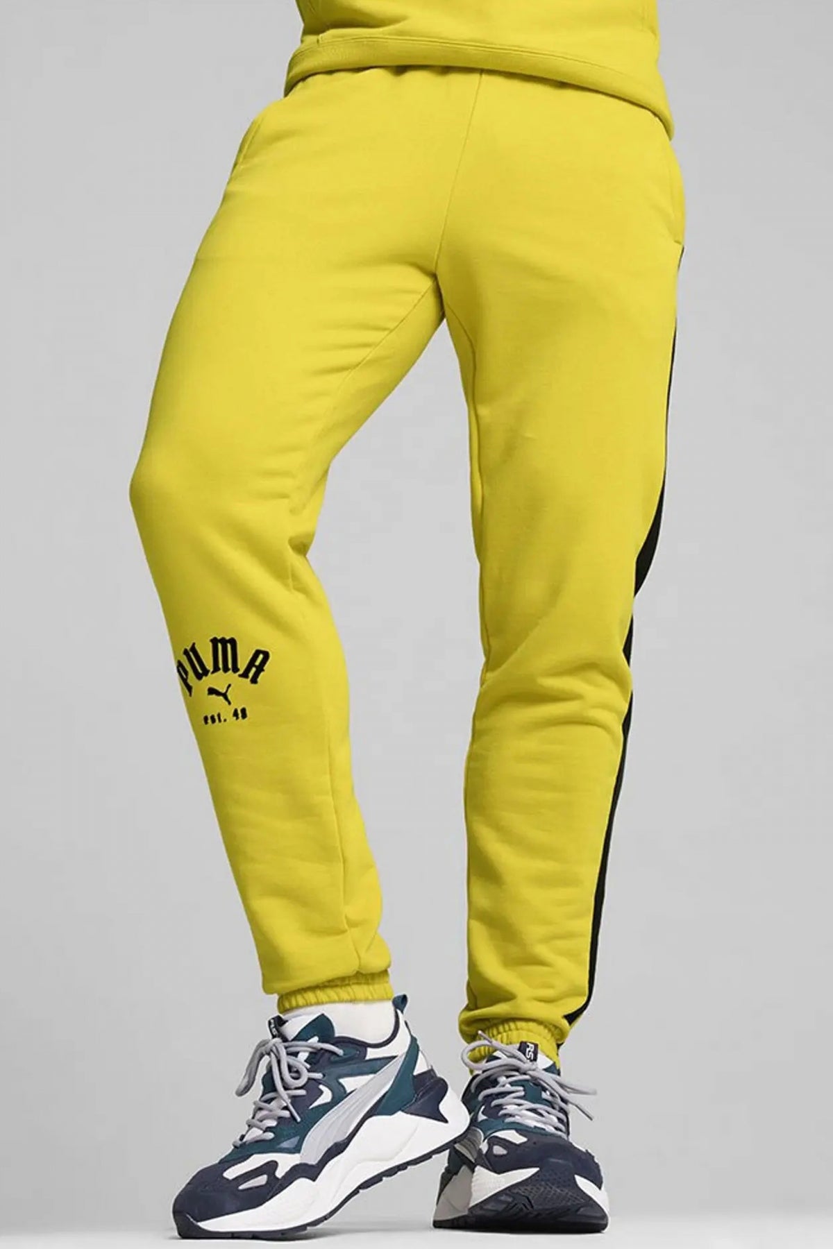 PUMA T PLAY PARIS SWEATPANTS en color AMARILLO (1)