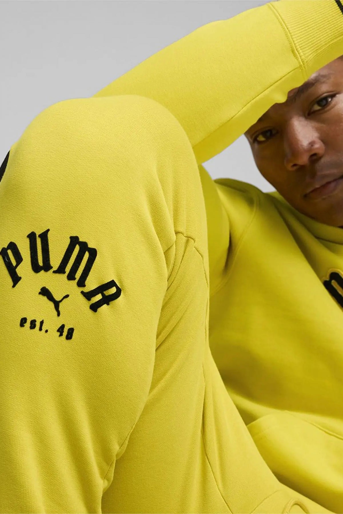 PUMA T PLAY PARIS SWEATPANTS en color AMARILLO (3)