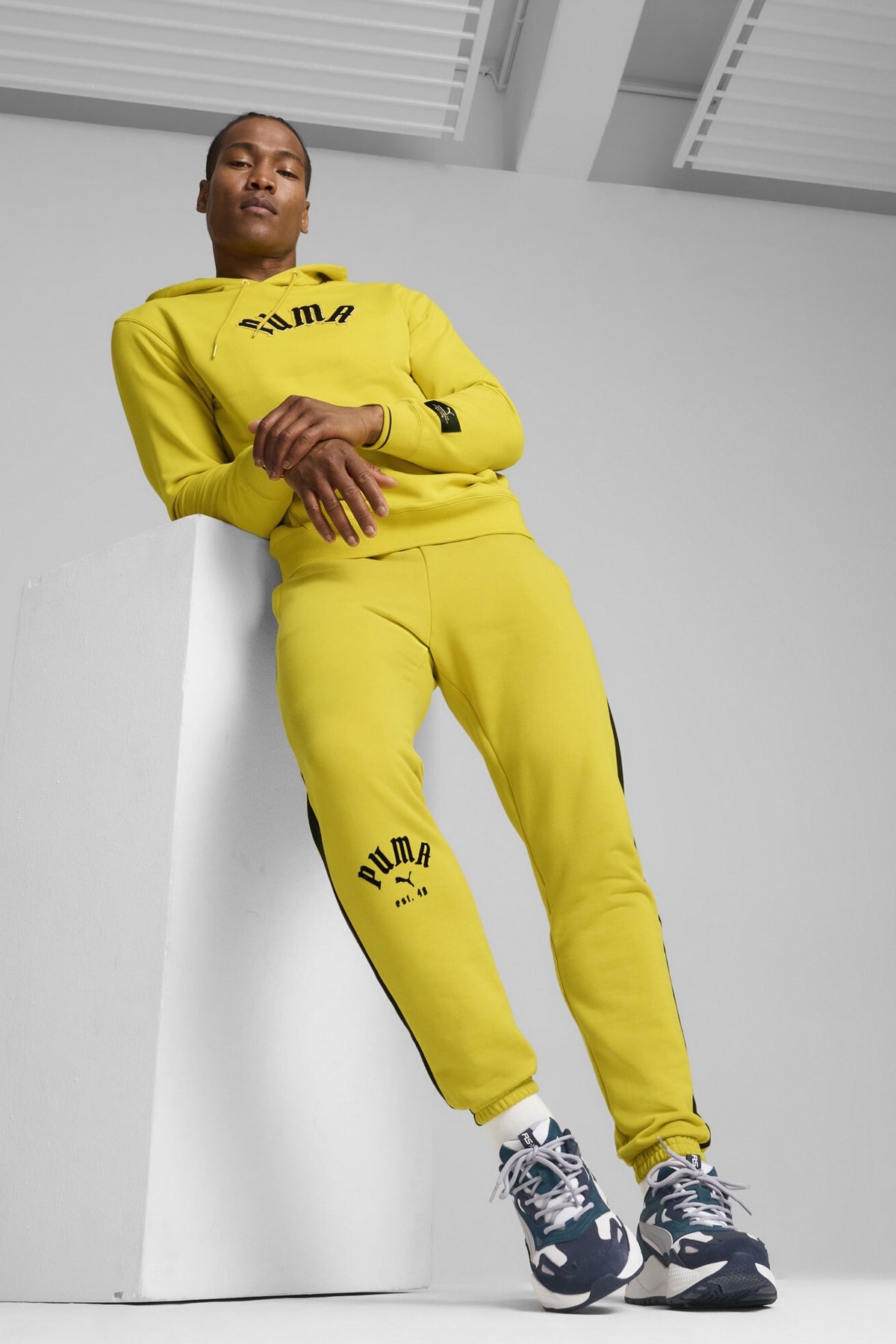 PUMA T PLAY PARIS SWEATPANTS en color AMARILLO (4)