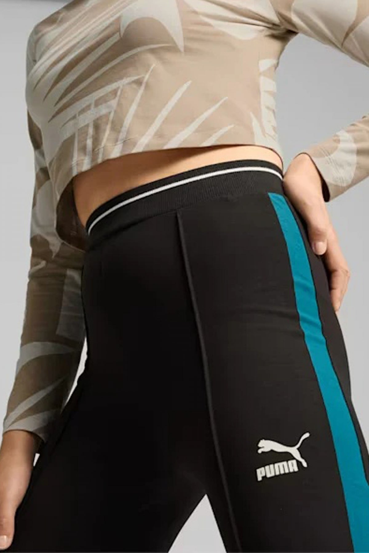 PUMA FLARED LEGGINGS en color NEGRO (3)