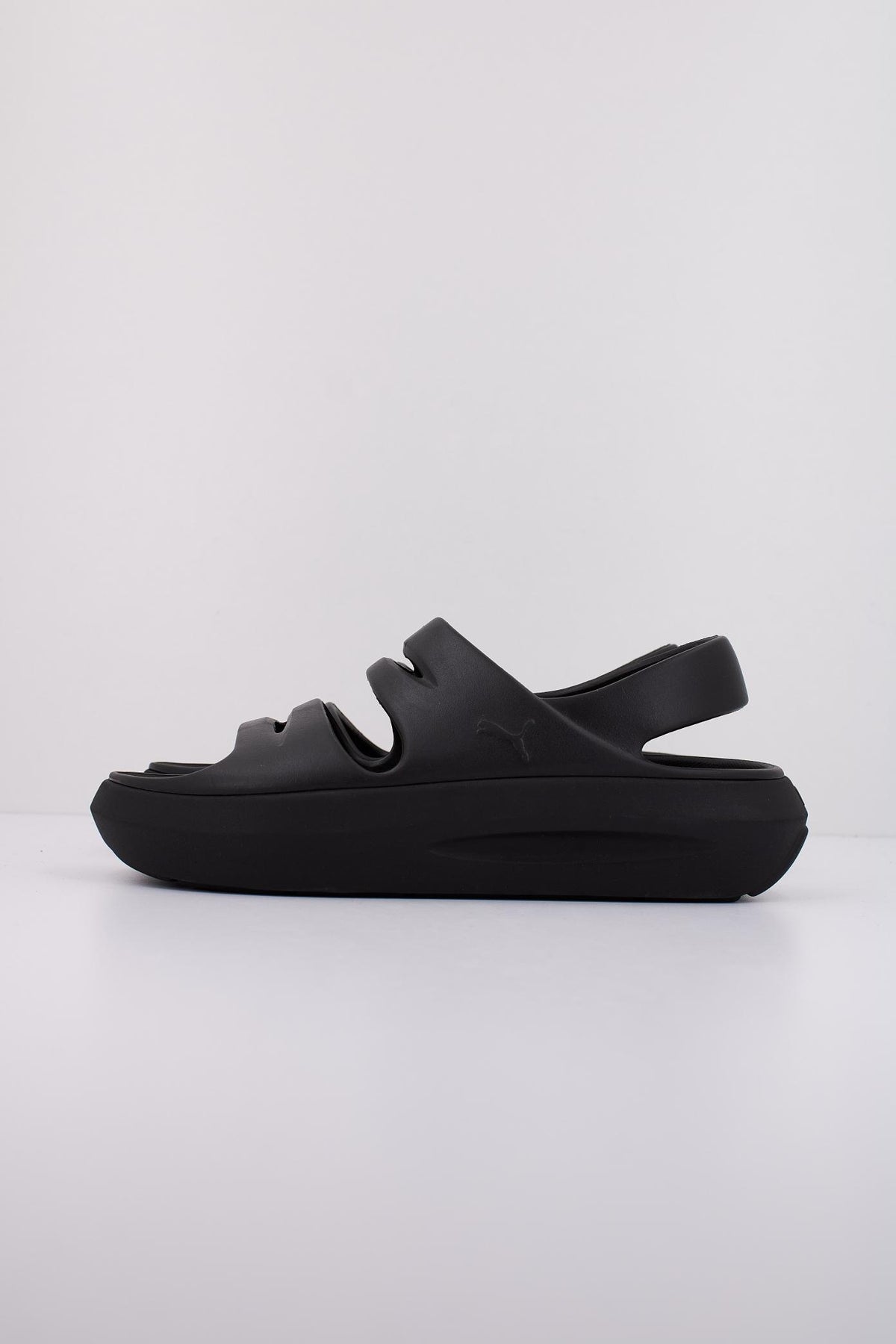 PUMA FLATTER SANDAL en color NEGRO (1)