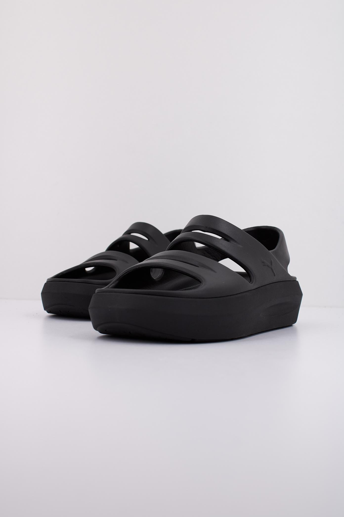 PUMA FLATTER SANDAL en color NEGRO (2)
