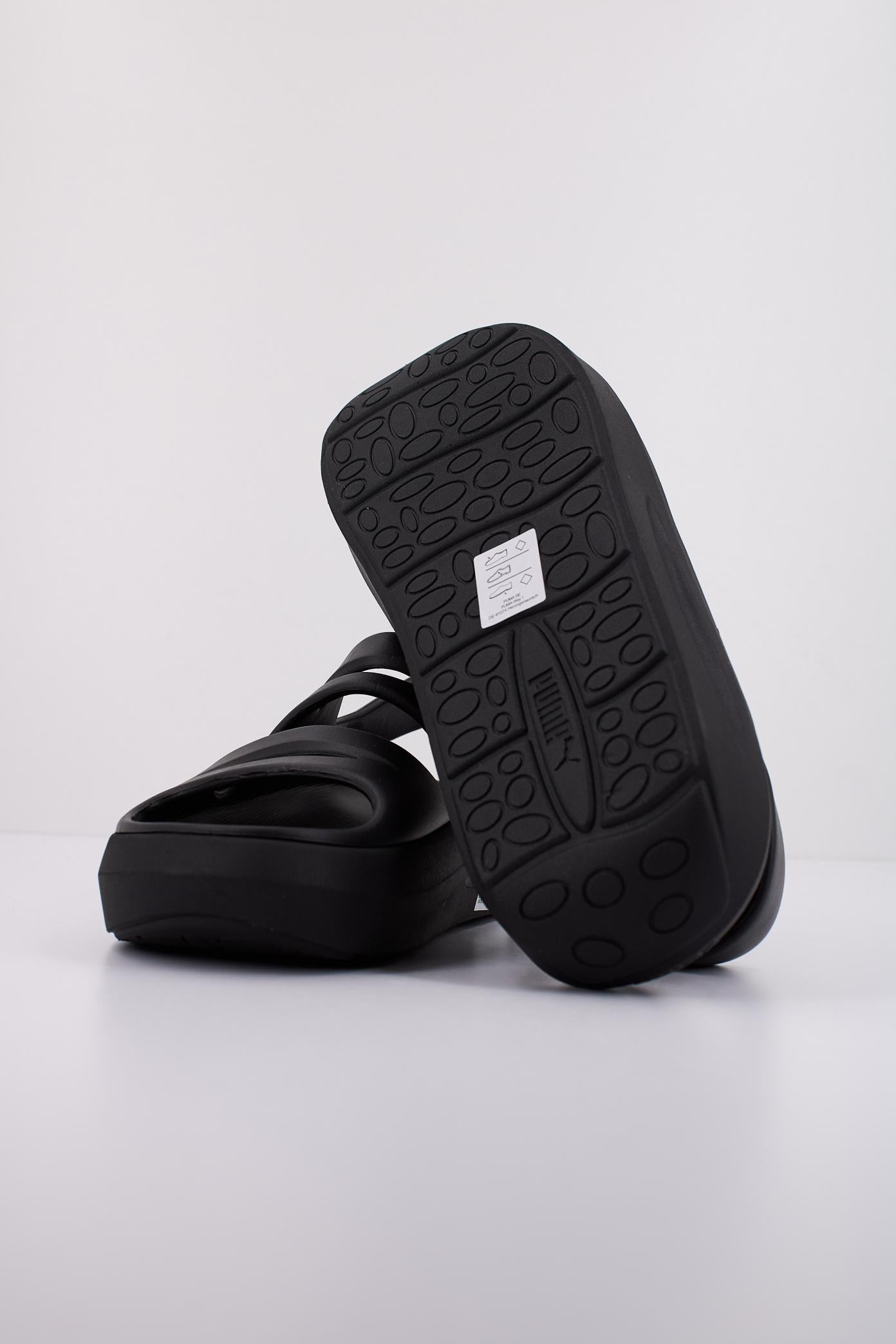 PUMA FLATTER SANDAL en color NEGRO (5)