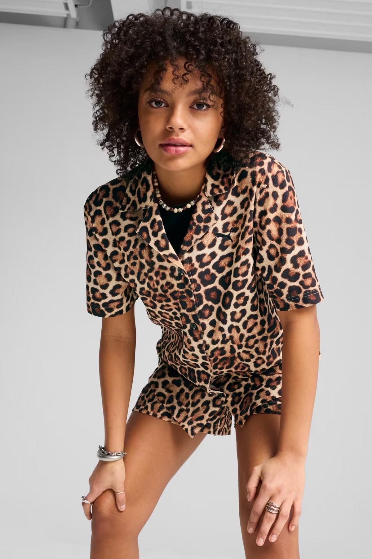 PUMA LEO LUXE RELAXED AOP SHIRT en color ANIMAL PRINT (1)