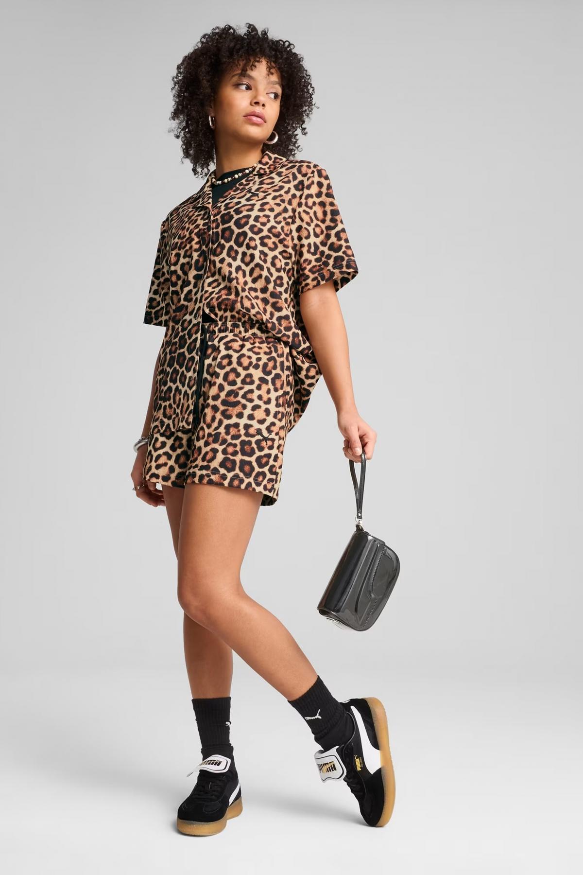 PUMA LEO LUXE RELAXED AOP SHIRT en color ANIMAL PRINT (4)