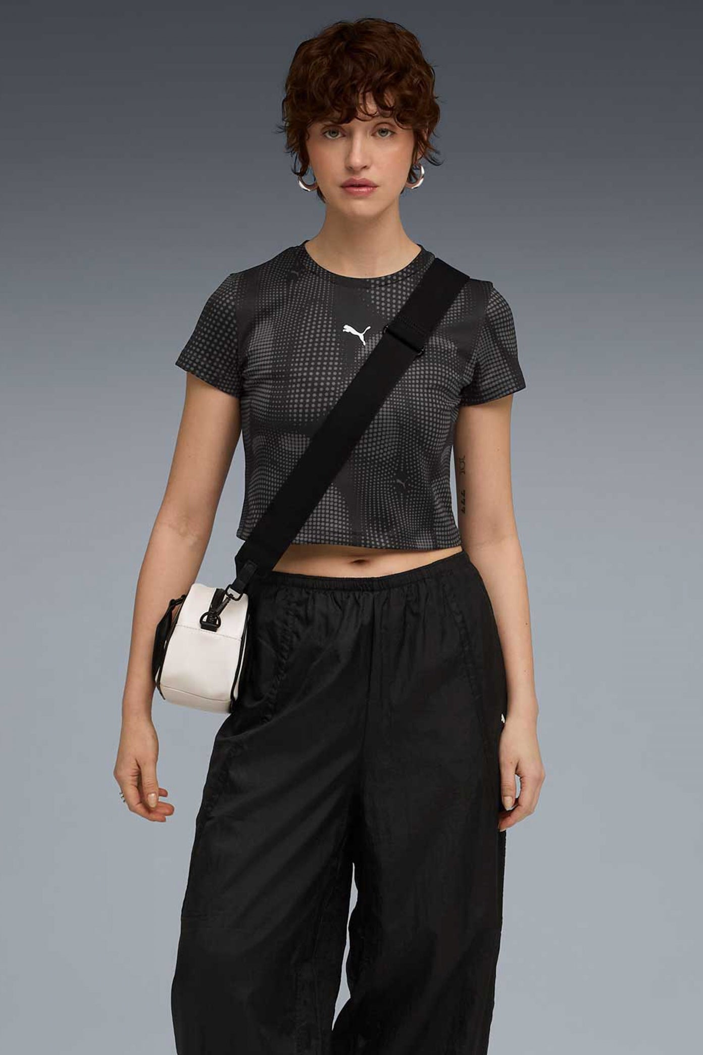 PUMA DARE TO AOP BABY TEE en color NEGRO (3)