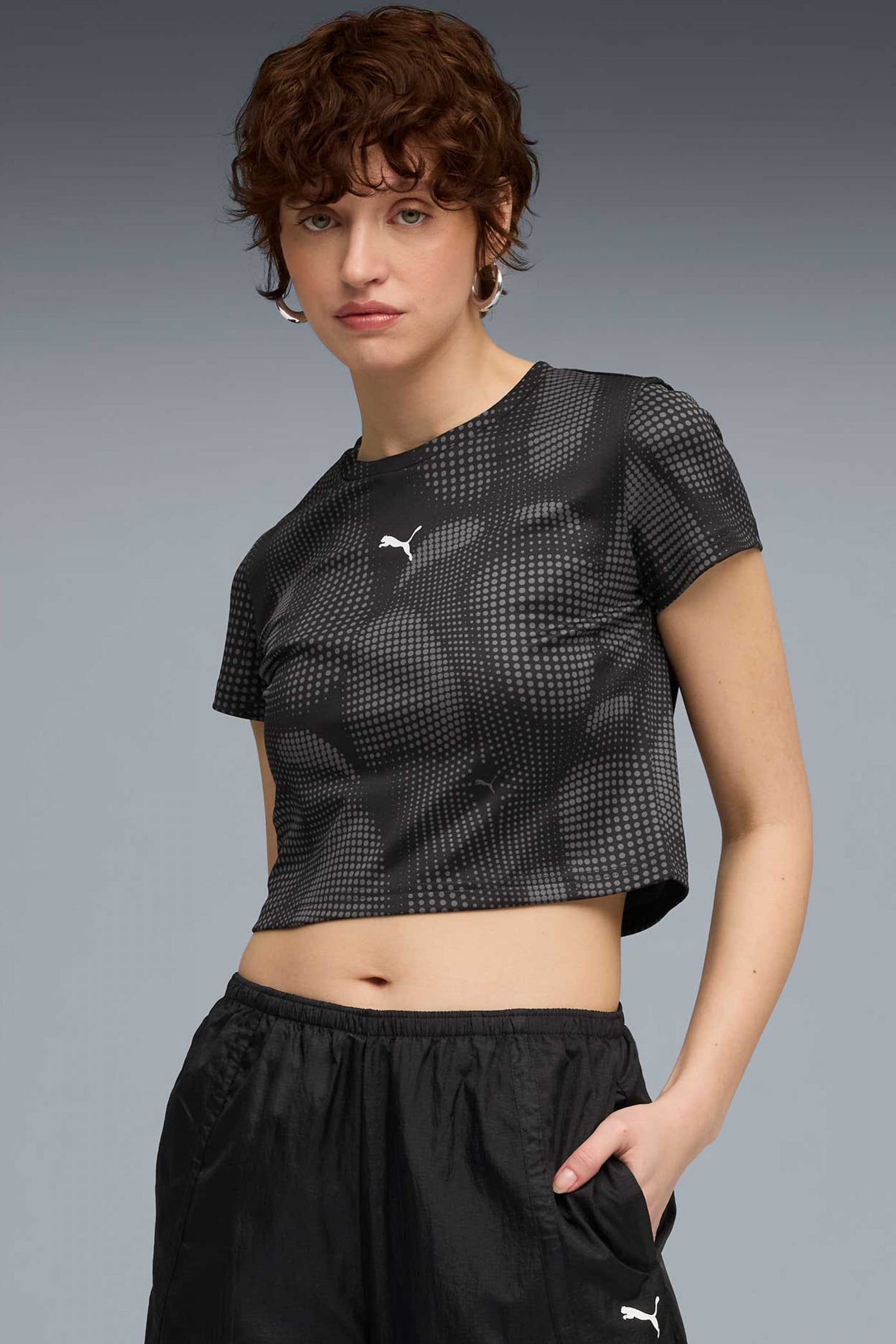 PUMA DARE TO AOP BABY TEE en color NEGRO (4)