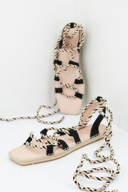 MACARENA MERY en color NEGRO (1)