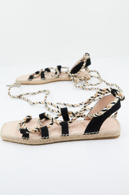 MACARENA MERY en color NEGRO (2)