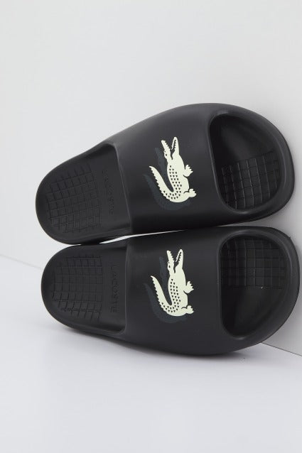 LACOSTE SERVE SLIDE . CFA en color NEGRO (1)