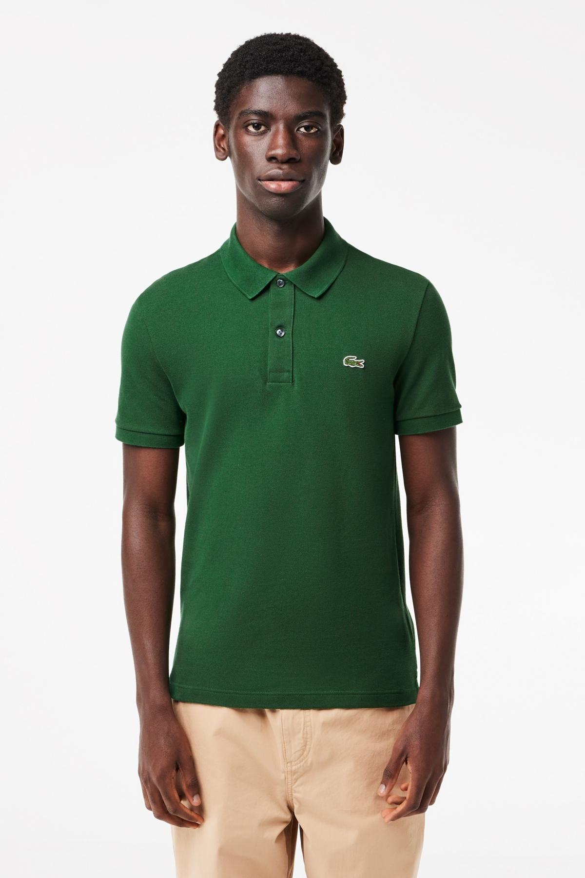 LACOSTE L SHORT SLEEVED RIBBED COLLAR S en color VERDE (1)