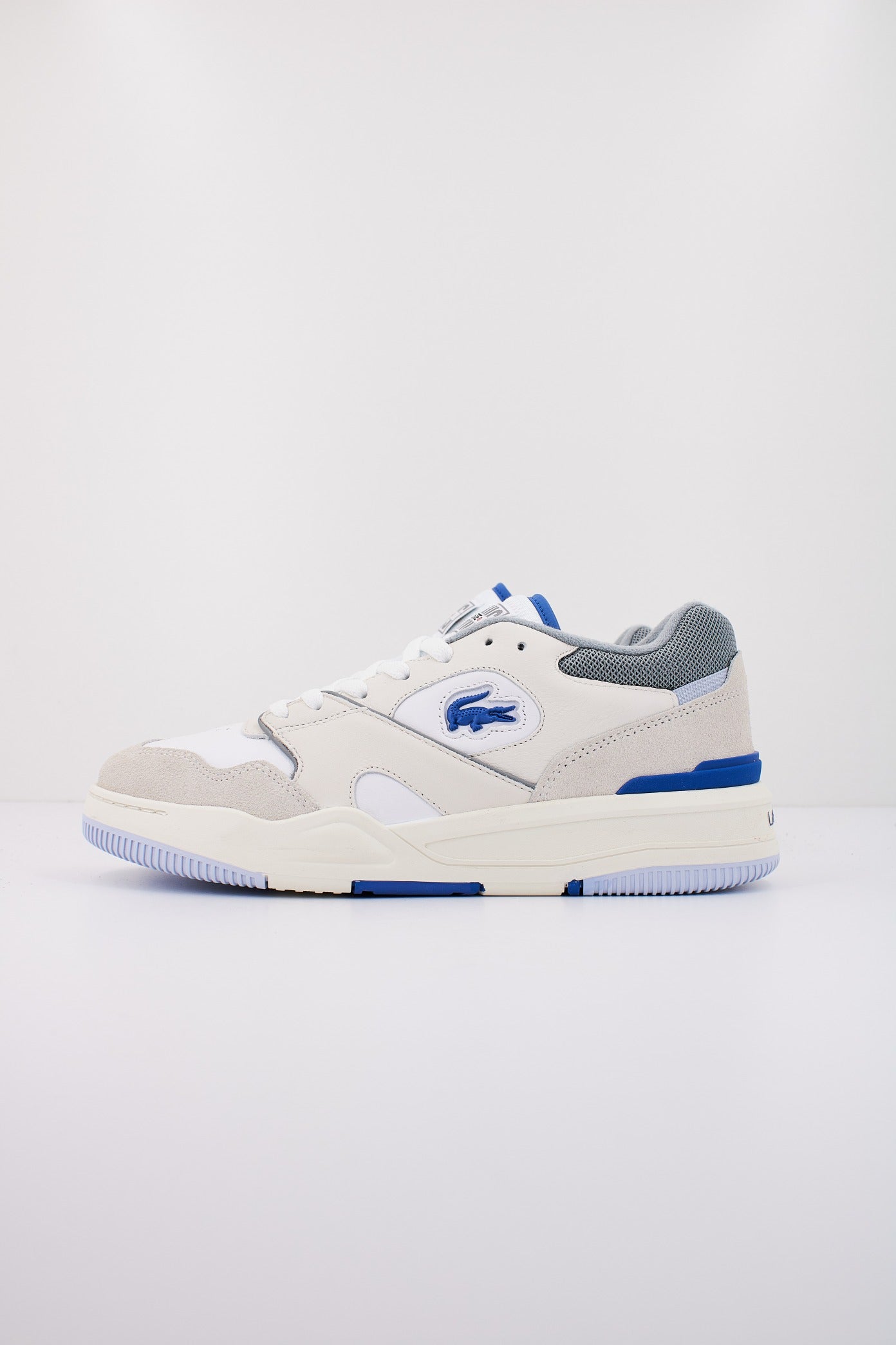 LACOSTE LINESHOT LEATHER LOGO en color BEIS (1)