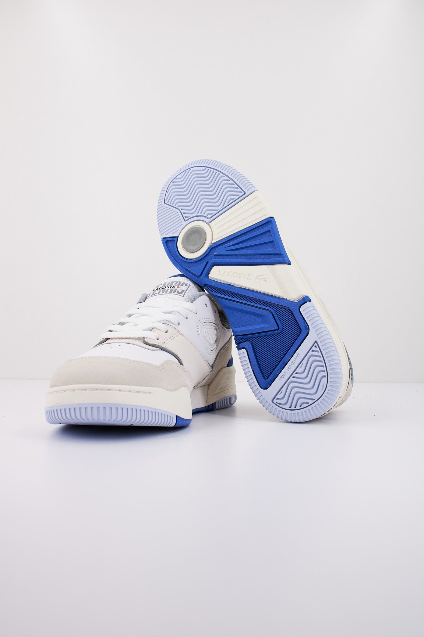 LACOSTE LINESHOT LEATHER LOGO en color BEIS (4)