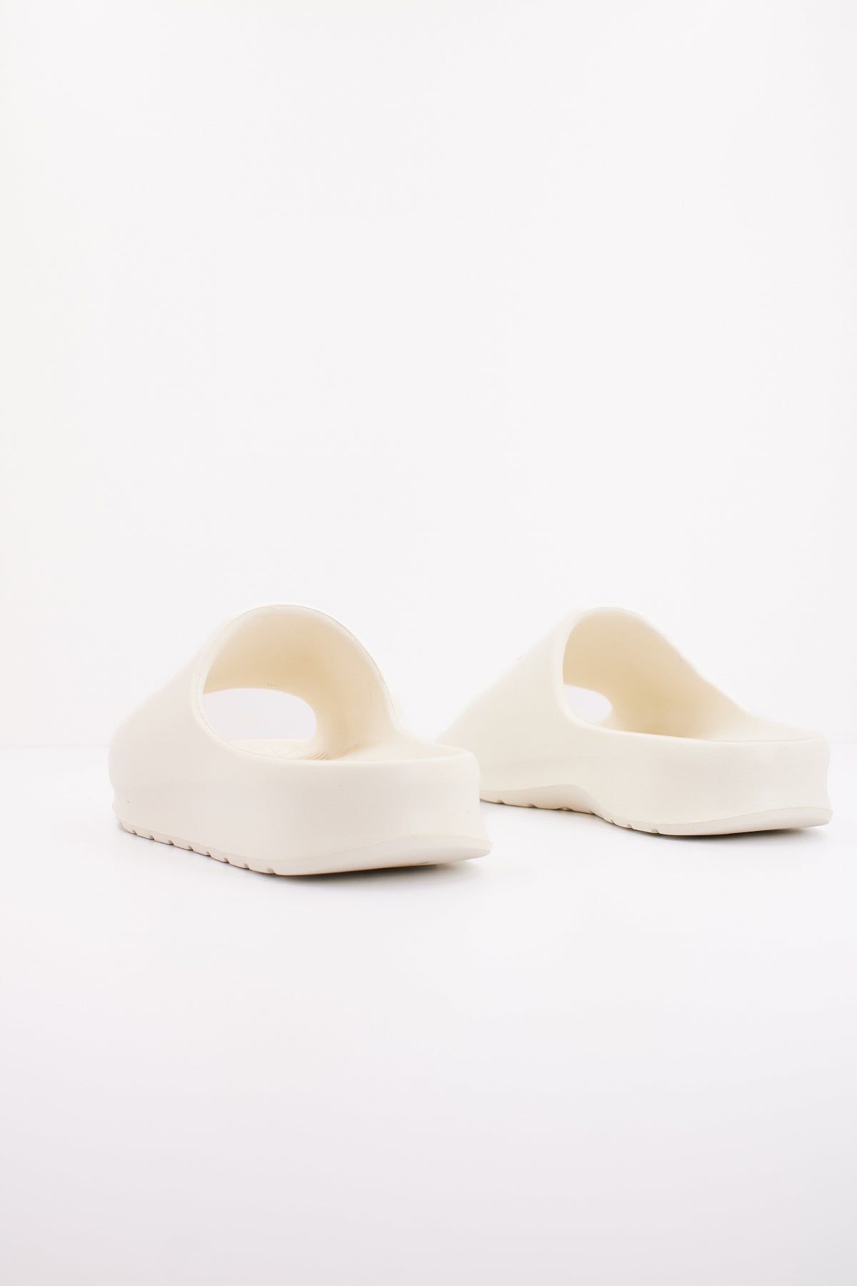 LACOSTE SERVE . SYNTHET en color BLANCO (3)