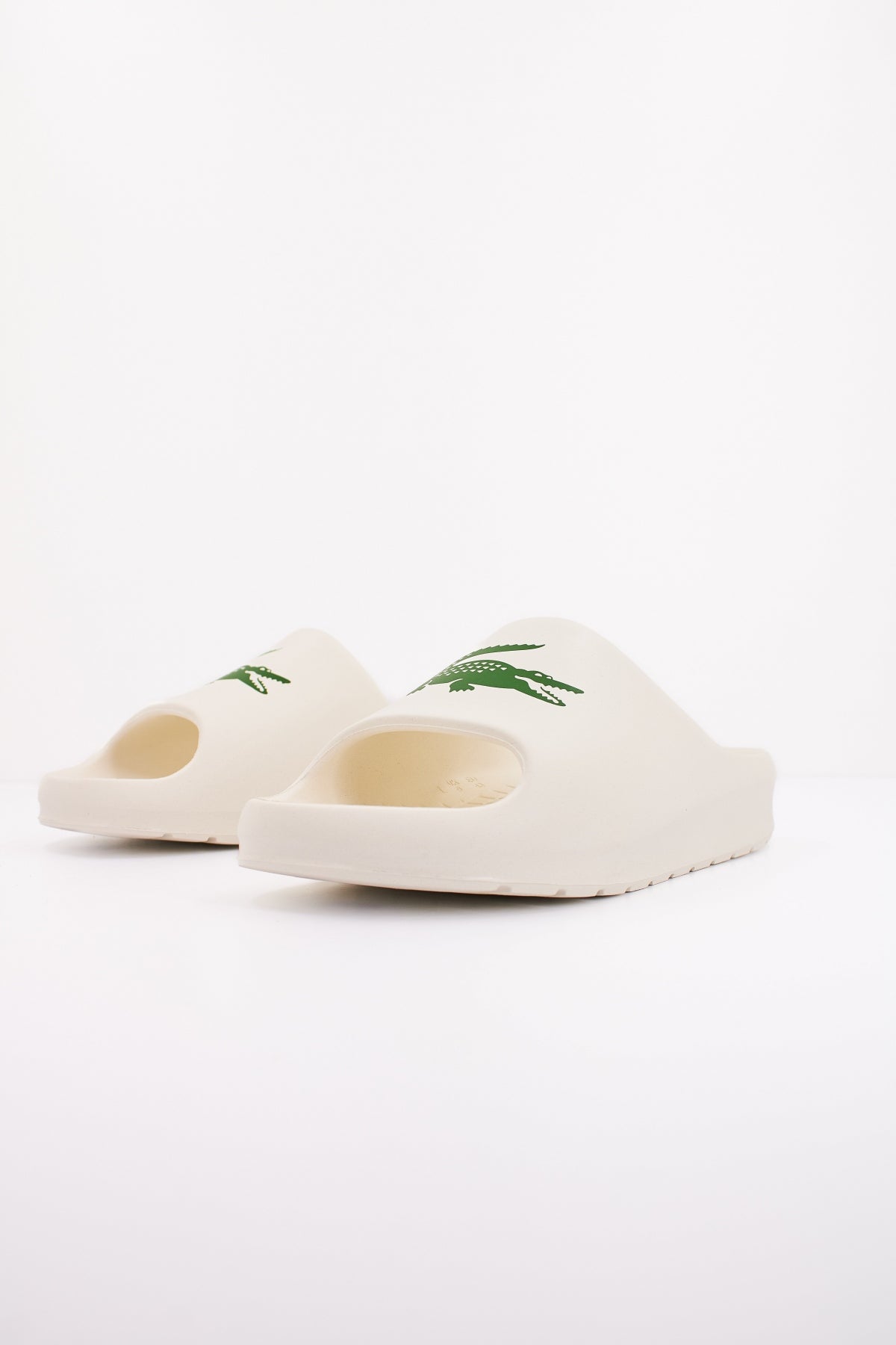 LACOSTE SERVE . SYNTHETIC SLIDE en color BLANCO (2)