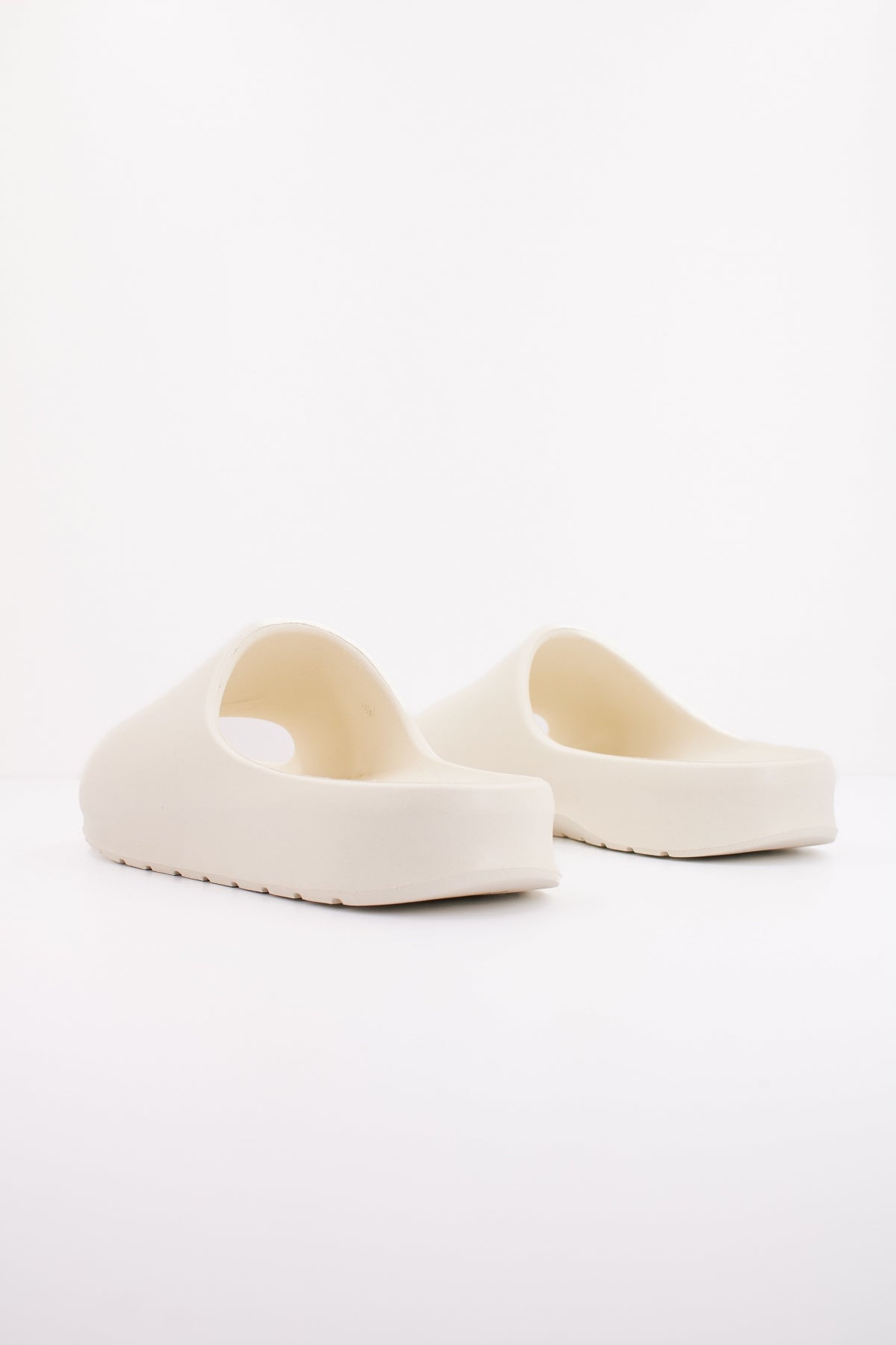 LACOSTE SERVE . SYNTHETIC SLIDE en color BLANCO (3)