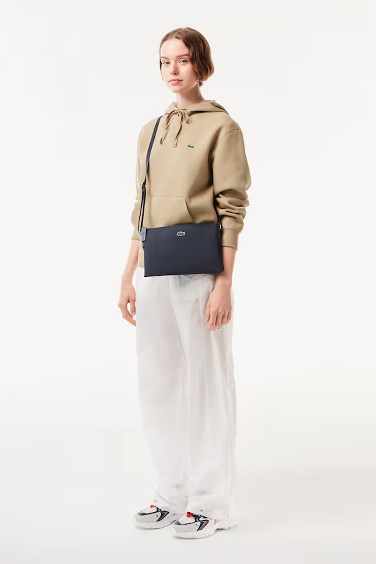 LACOSTE PIQUE SLIMLINE SATCHEL en color AZUL (5)