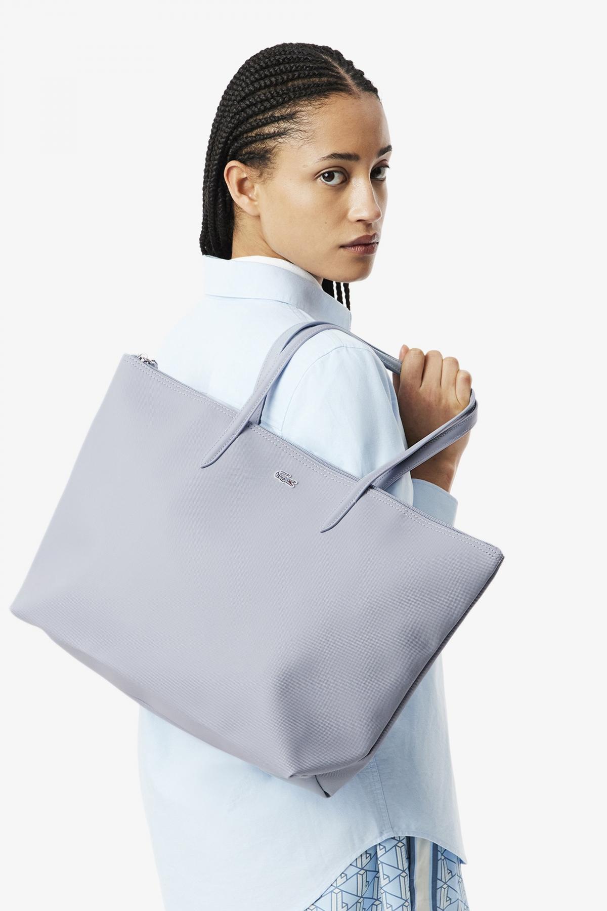 LACOSTE LARGE COATED CANVAS TOTE en color AZUL (3)