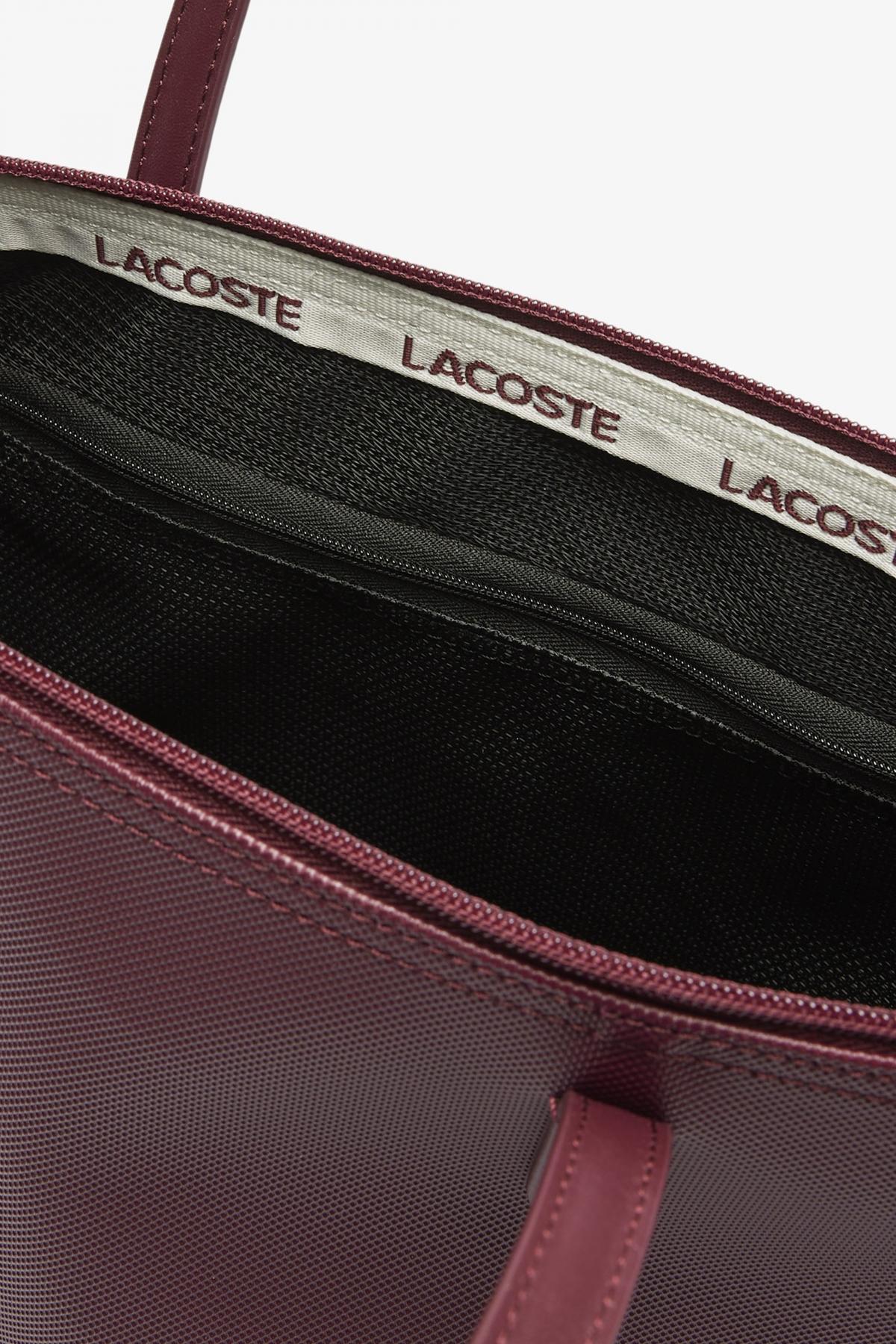 LACOSTE TOTE SMALL en color BURDEOS (4)