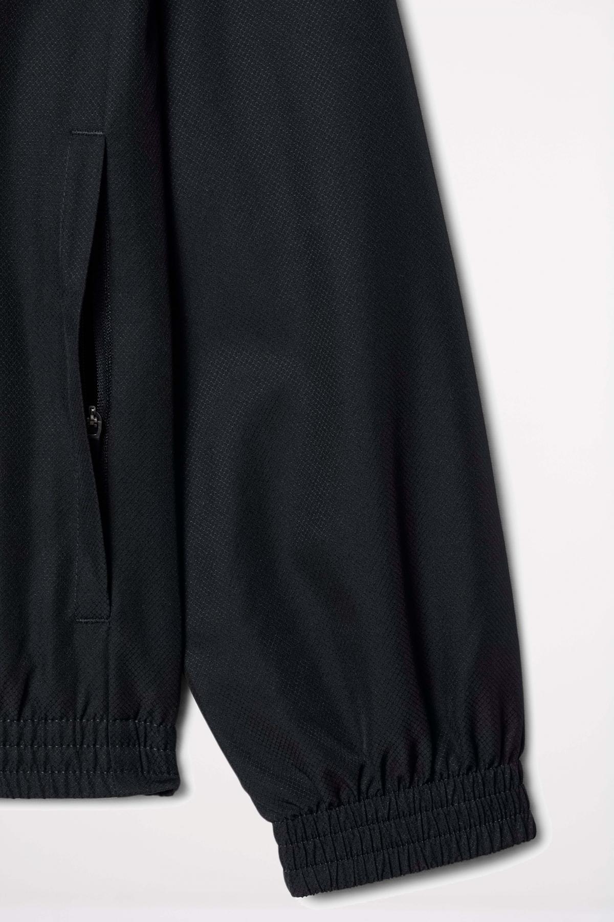 LACOSTE TENNIS WATER-REPELLENT HOODED JACKET en color NEGRO (3)