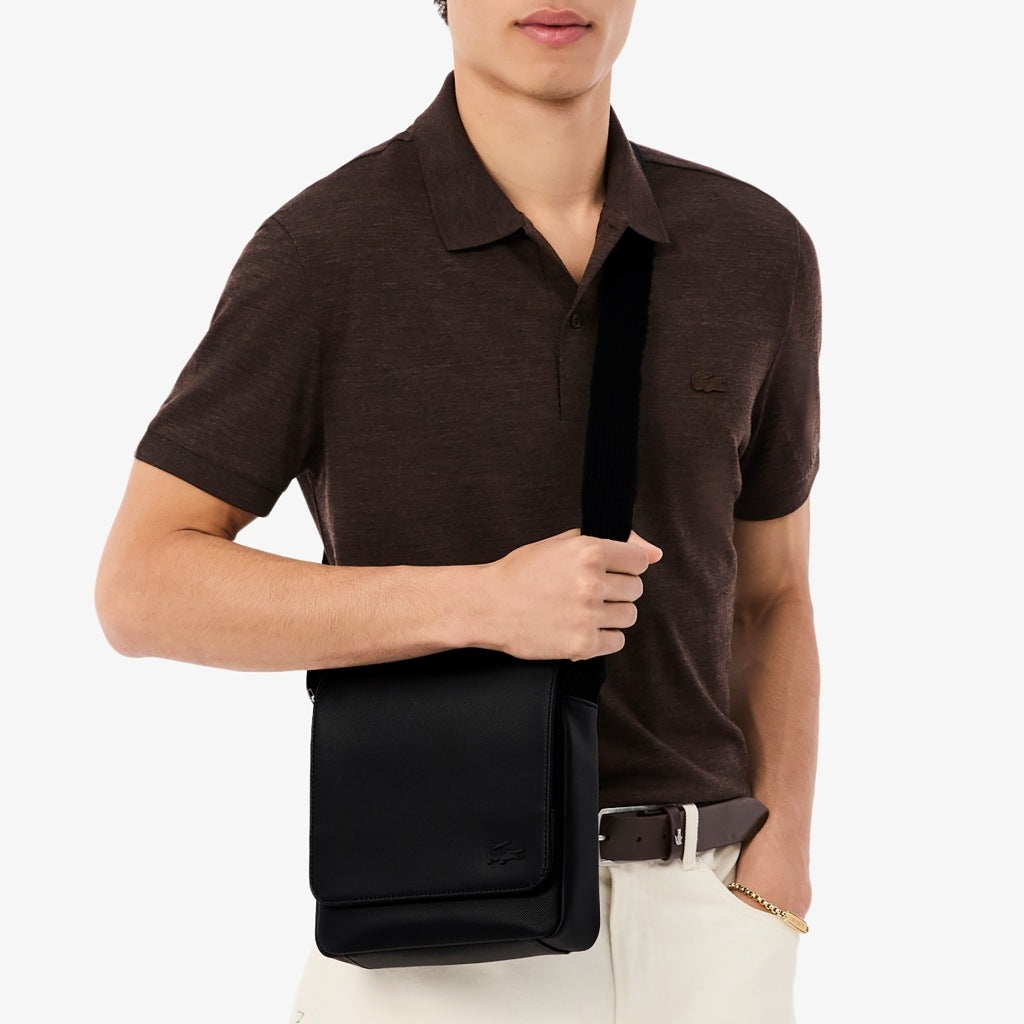 LACOSTE NHHC FLAP CROSSOVER BAG en color NEGRO (6)