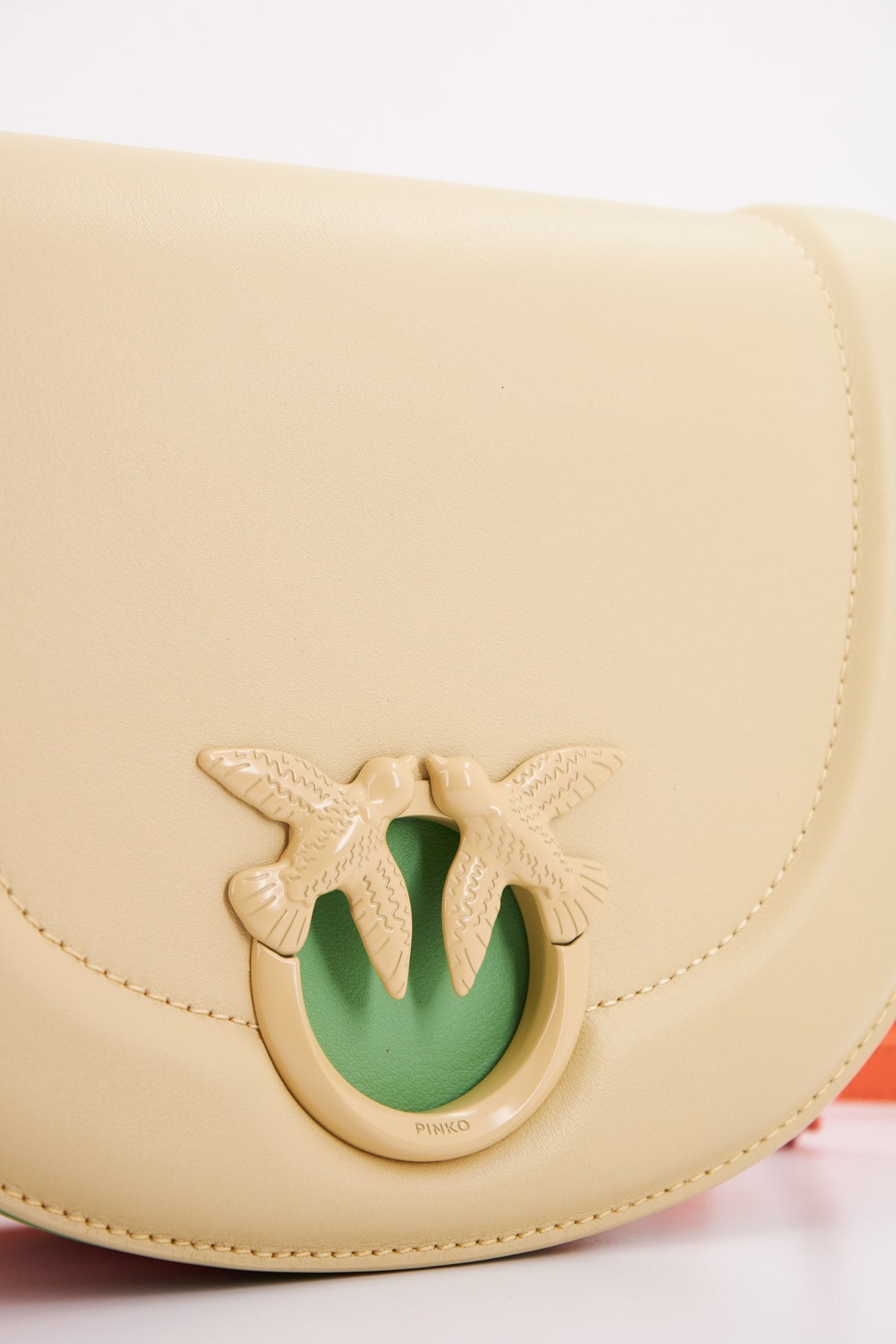 PINKO LOVE ROUND CLICK CLASSIC en color AMARILLO (4)
