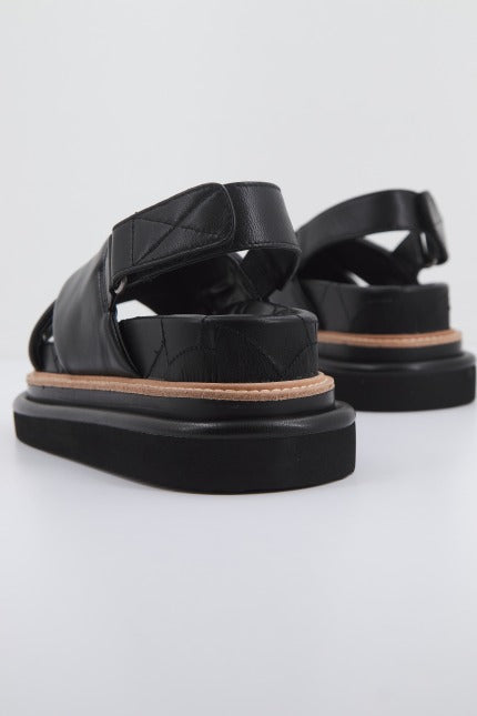 KURT GEIGER LONDON ORSON CROSS STRAP SANDA en color NEGRO (3)
