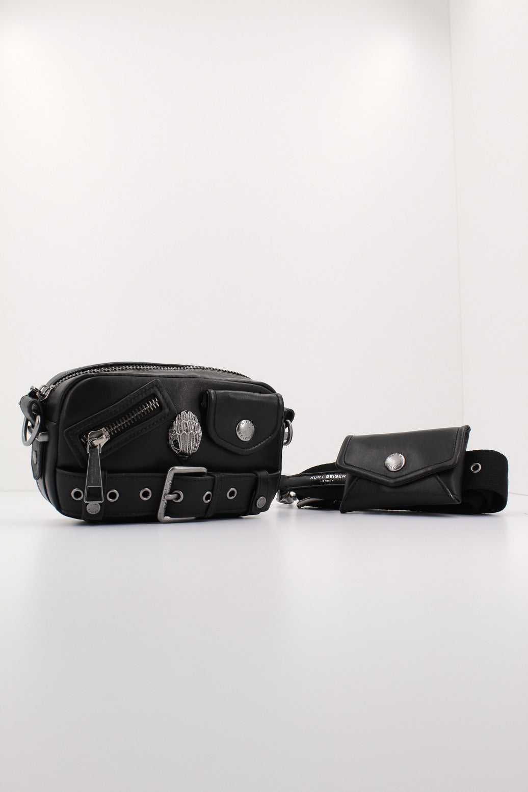 KURT GEIGER LONDON -HACKNEY SM CAMERA BAG en color NEGRO (1)