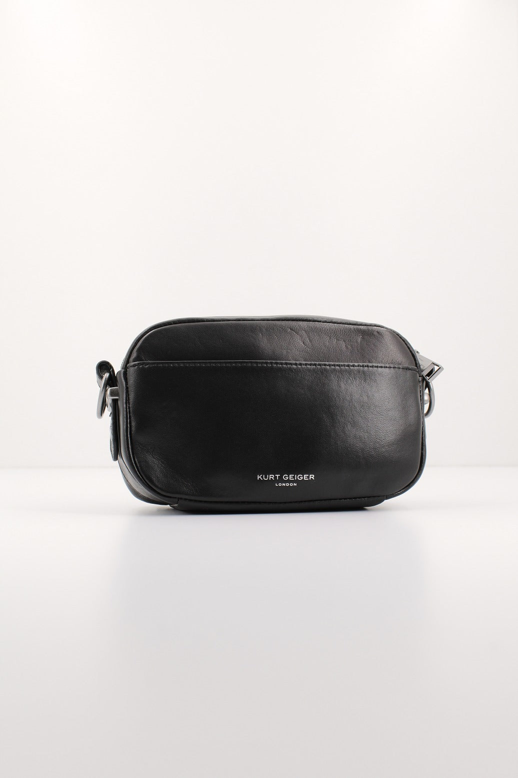 KURT GEIGER LONDON -HACKNEY SM CAMERA BAG en color NEGRO (3)